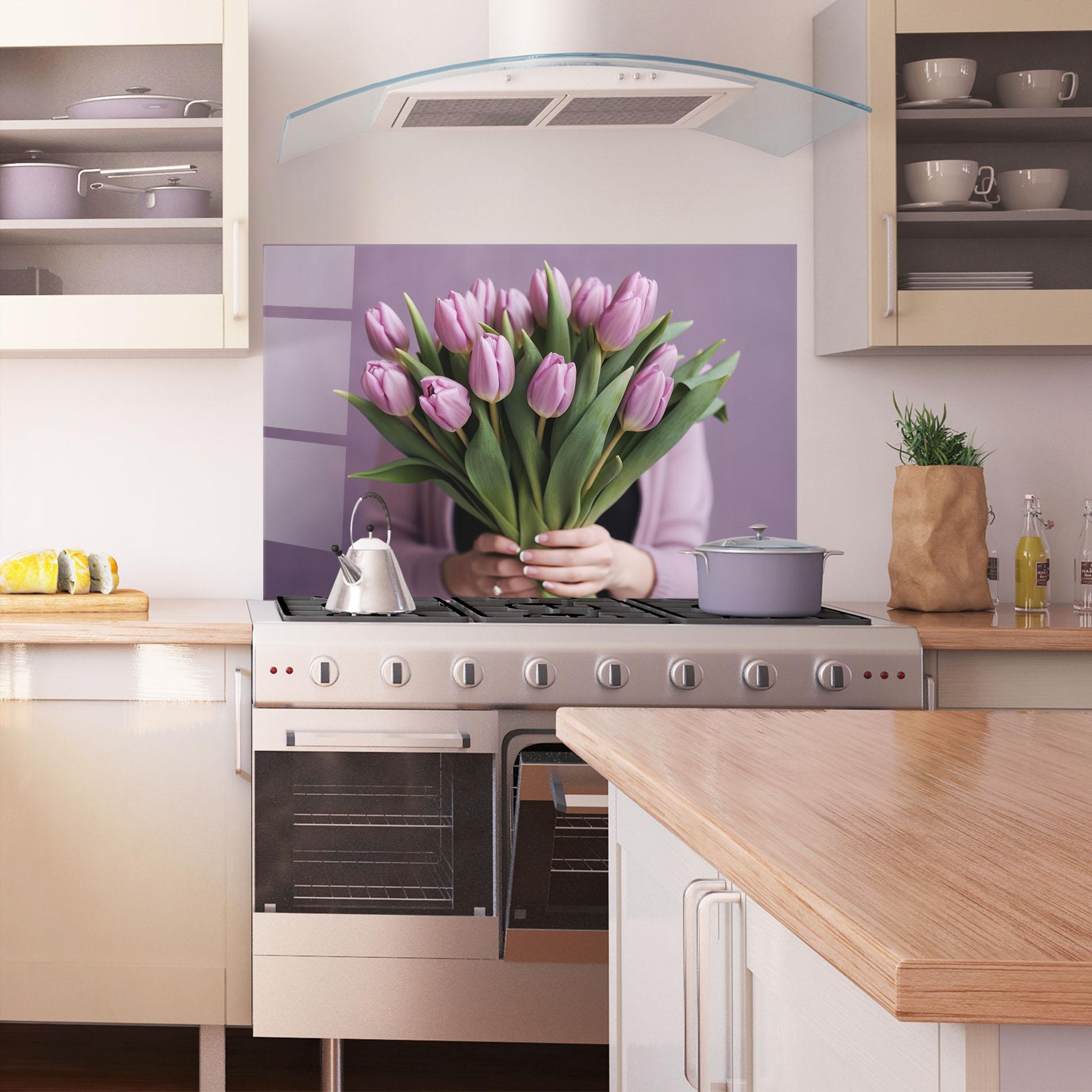 Konyhai üveg hátfal Holding Pink Tulips mockup 1