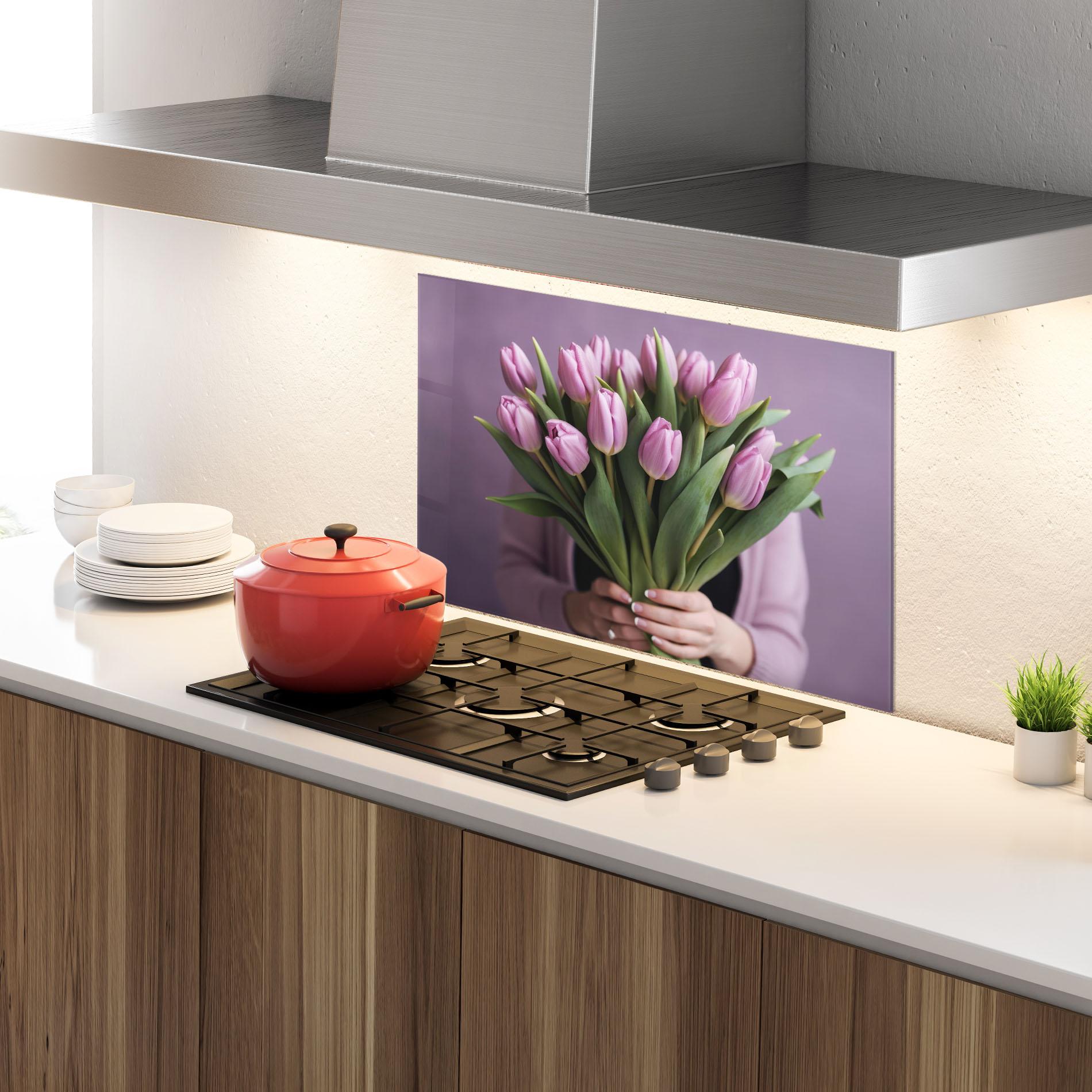 Konyhai üveg hátfal Holding Pink Tulips mockup 4