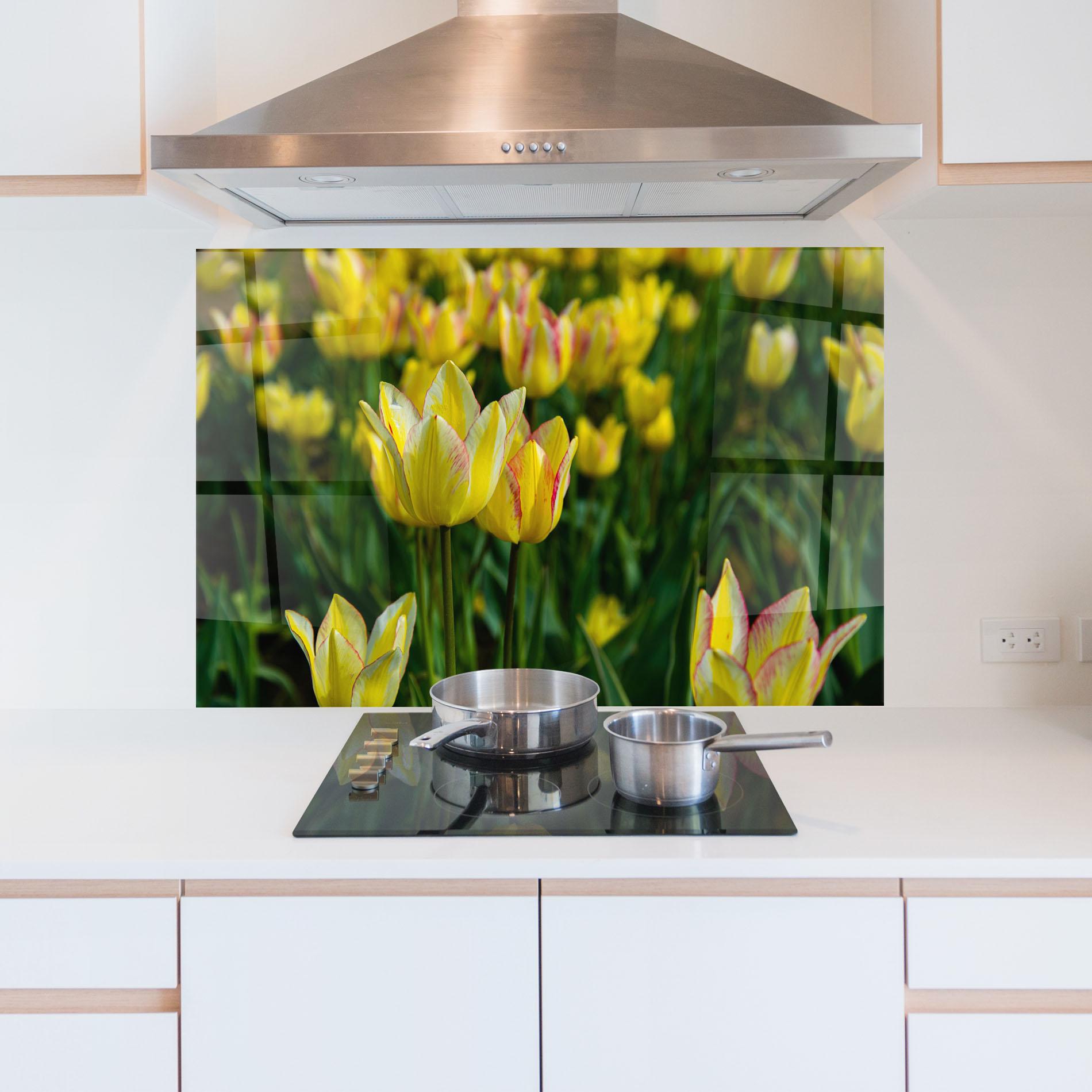 Konyhai üveg hátfal Light Yellow Tulips mockup 5
