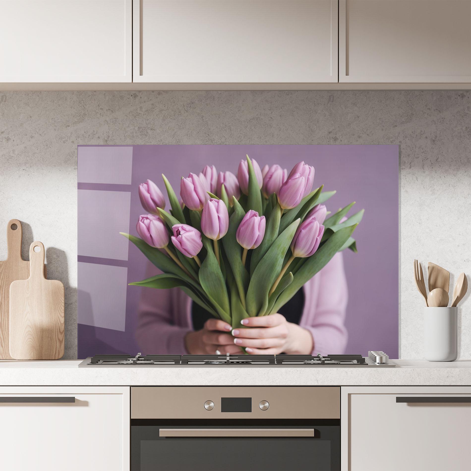Konyhai üveg hátfal Holding Pink Tulips mockup 7