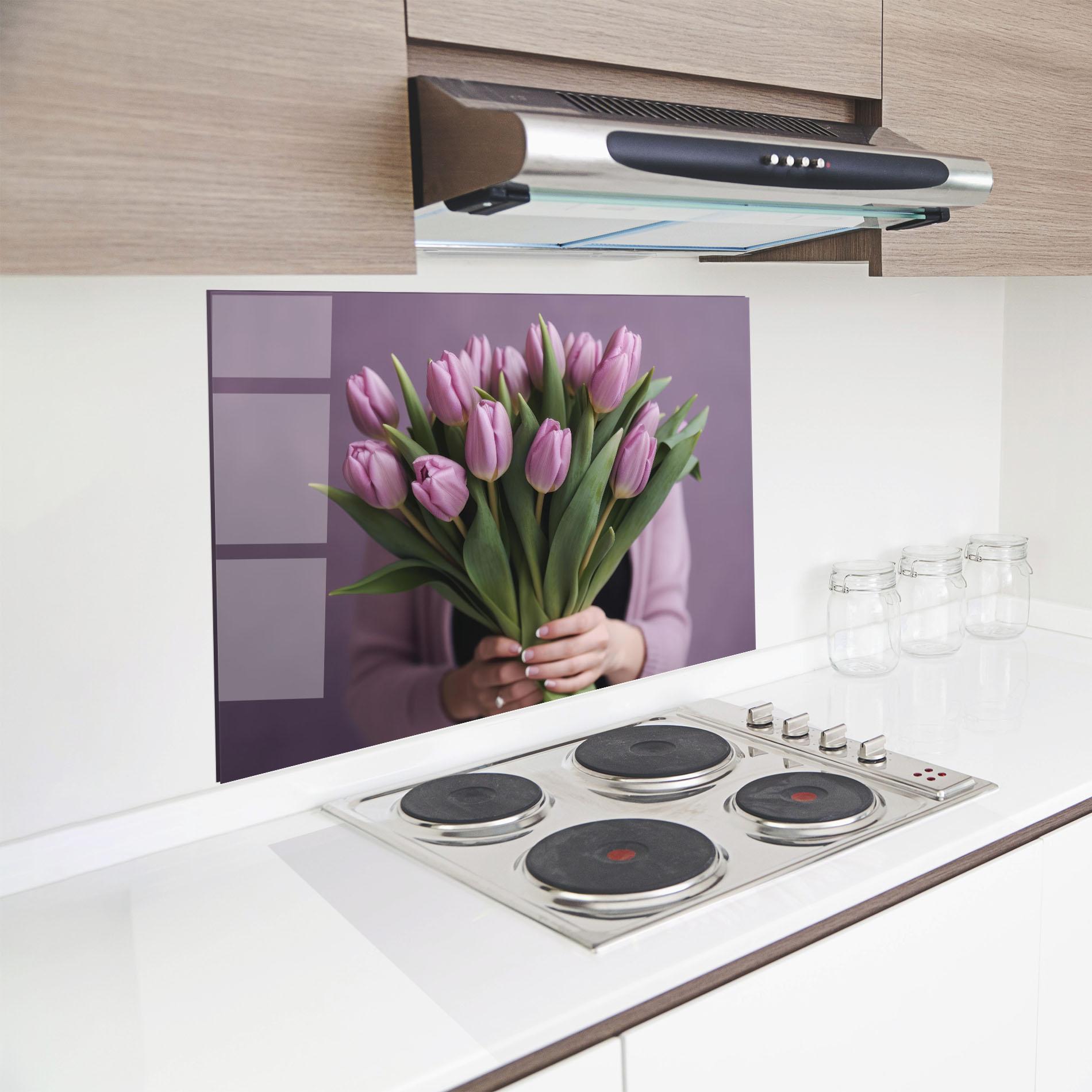 Konyhai üveg hátfal Holding Pink Tulips mockup 8