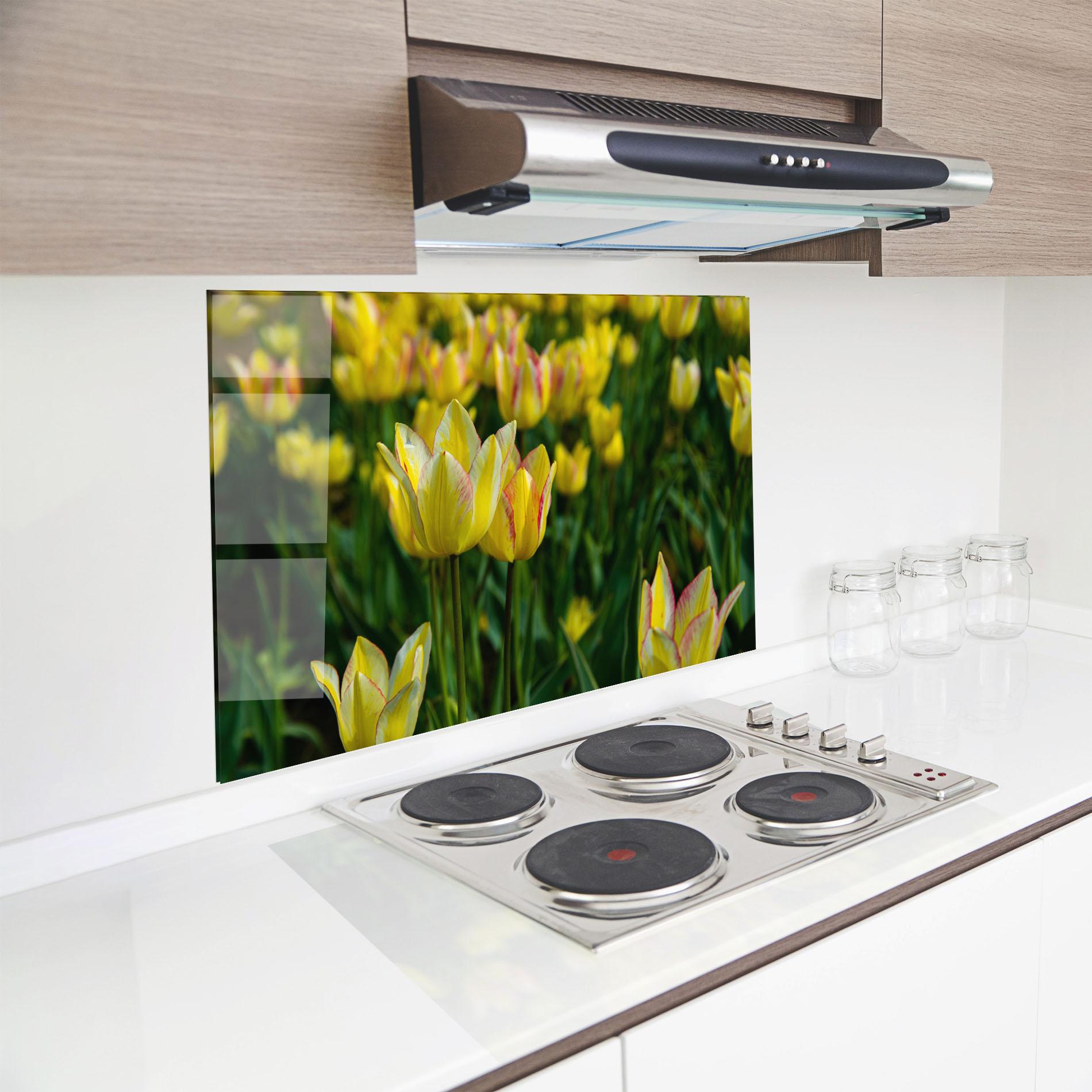 Konyhai üveg hátfal Light Yellow Tulips mockup 8