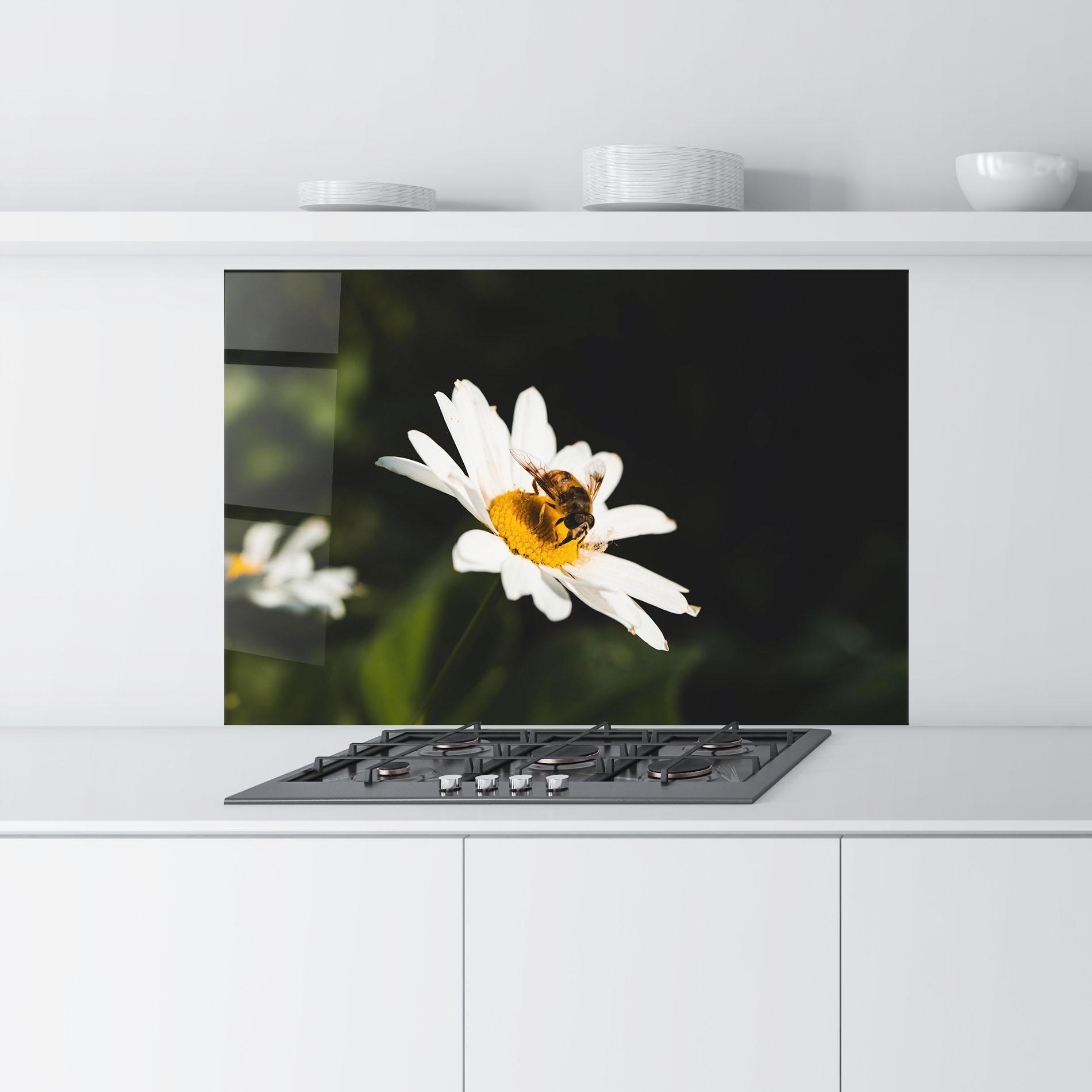 Konyhai üveg hátfal Bee Flying On Daisy mockup 9
