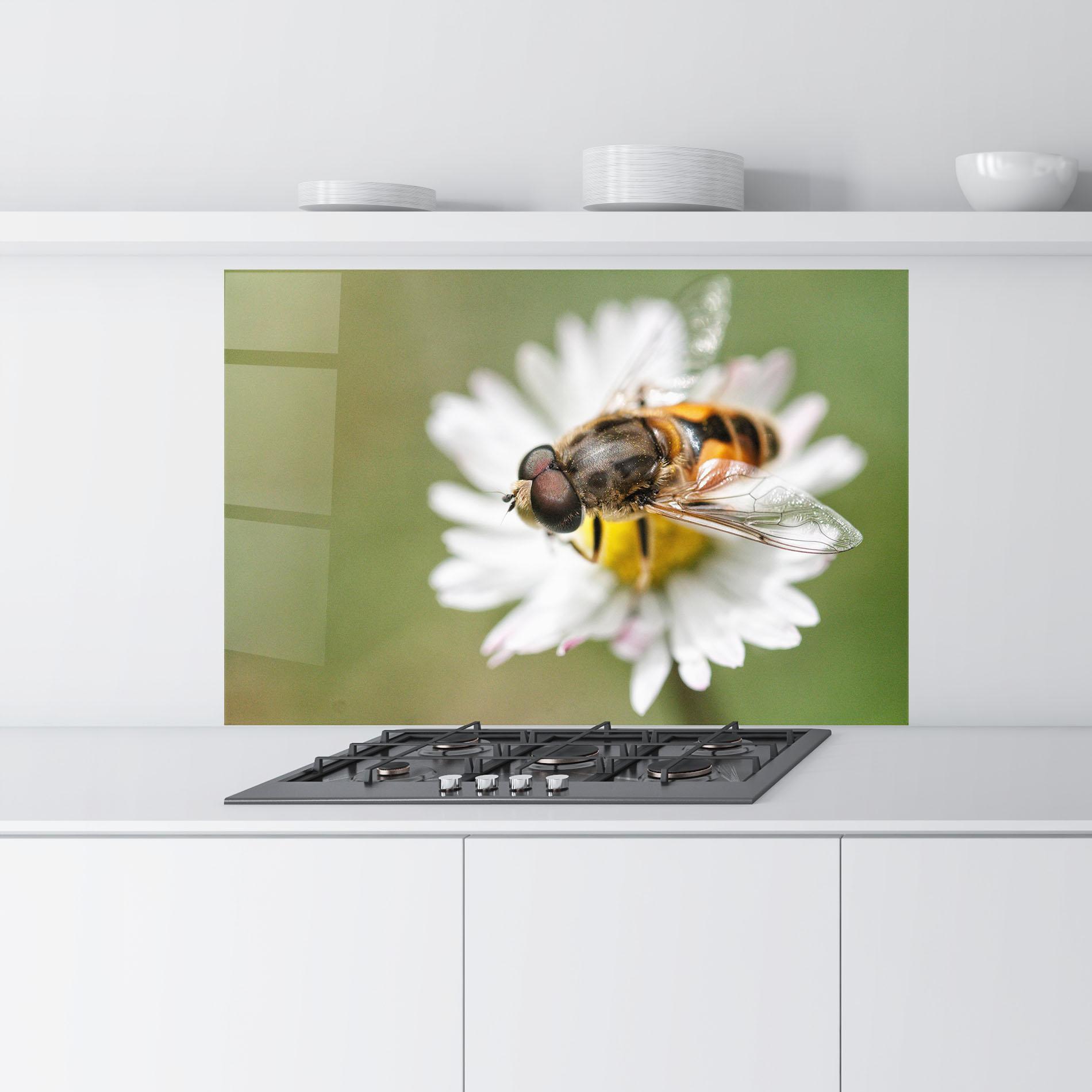 Konyhai üveg hátfal Bee On Small Daisy mockup 9