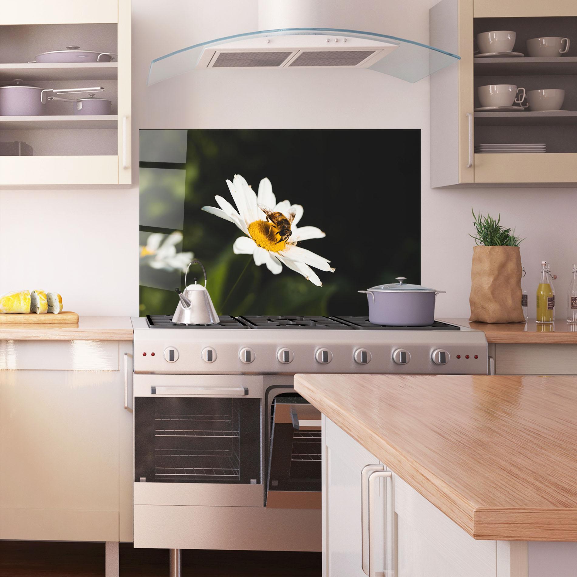 Konyhai üveg hátfal Bee Flying On Daisy mockup 1