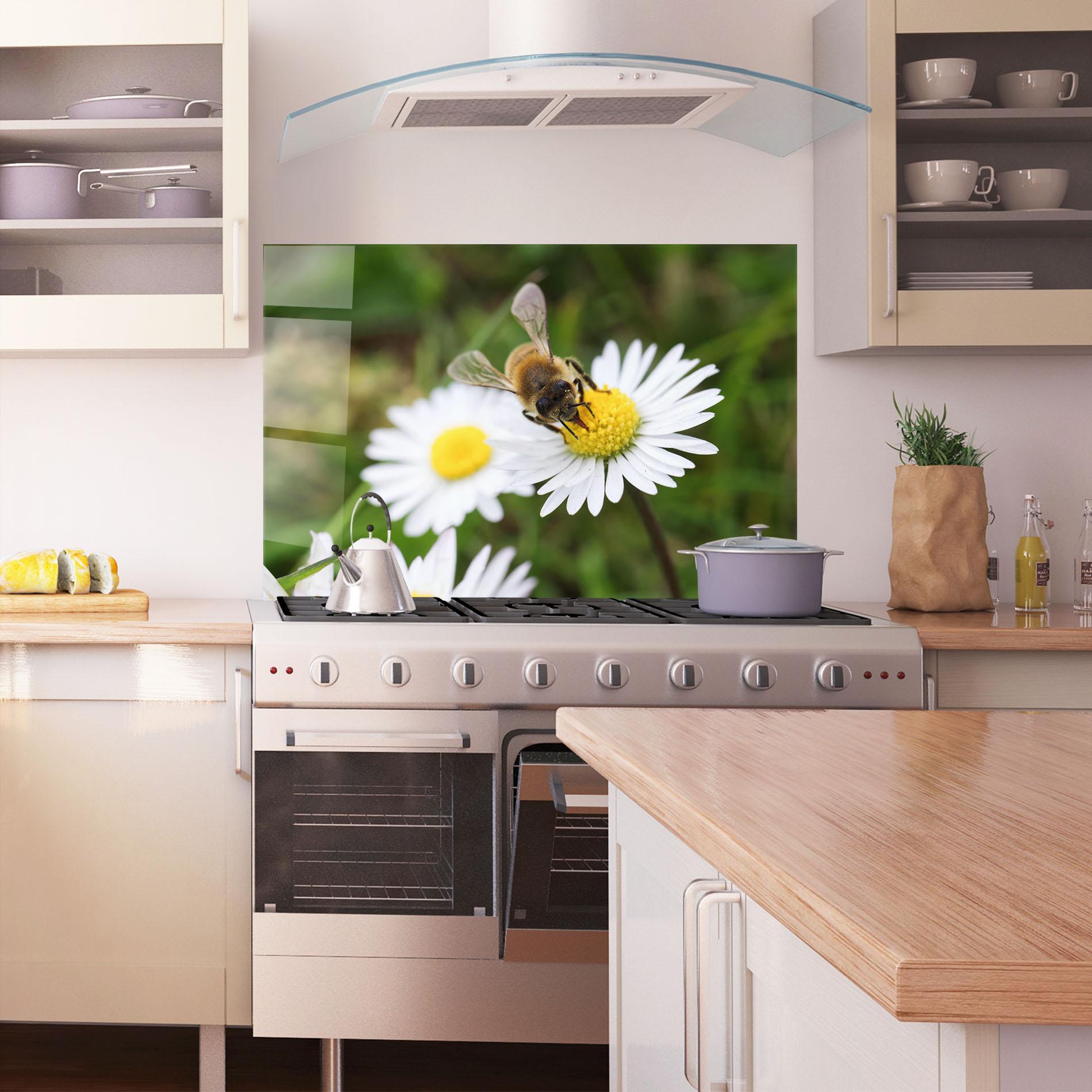 Konyhai üveg hátfal Bee On Little Daisy mockup 1