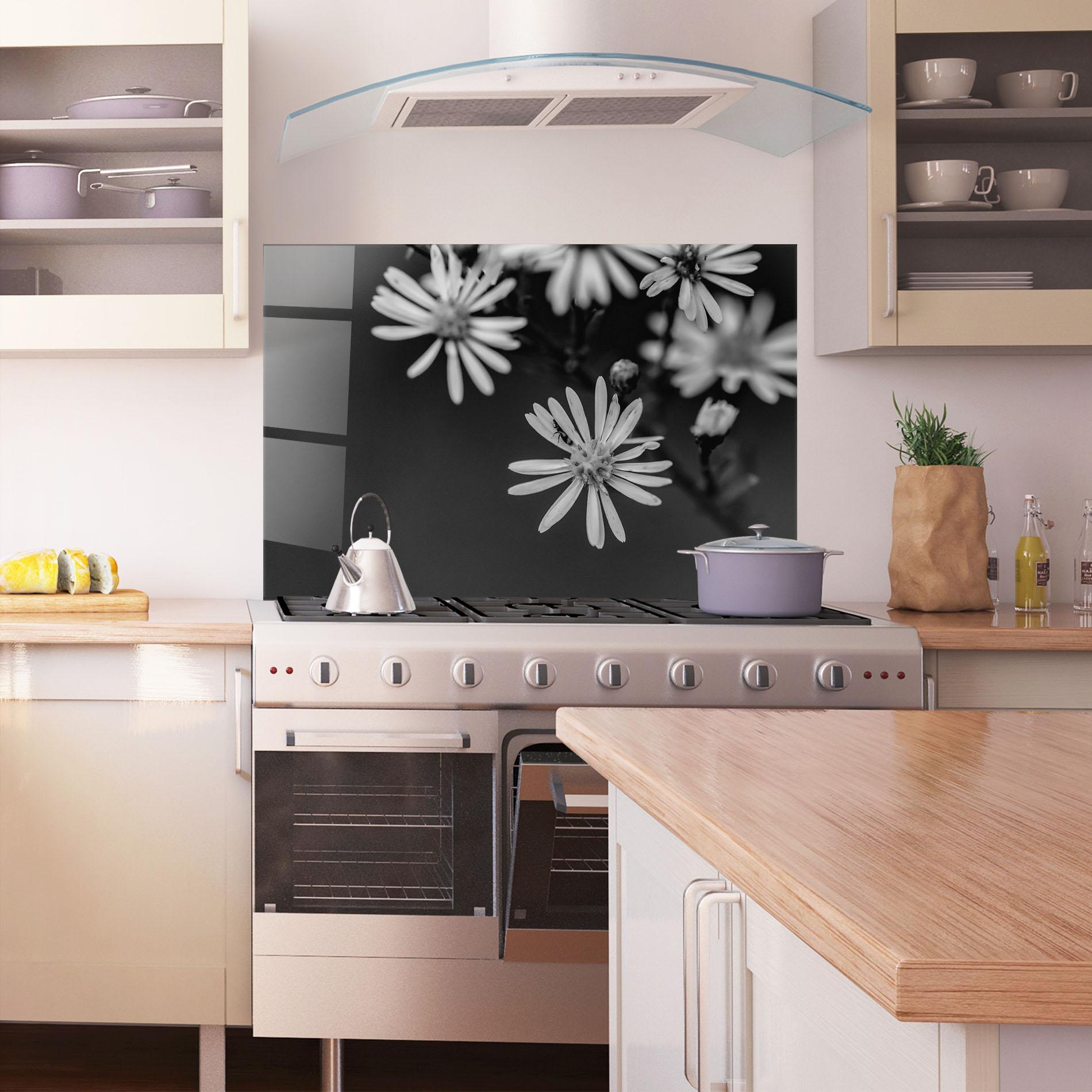 Konyhai üveg hátfal Grey Small Daisy mockup 1