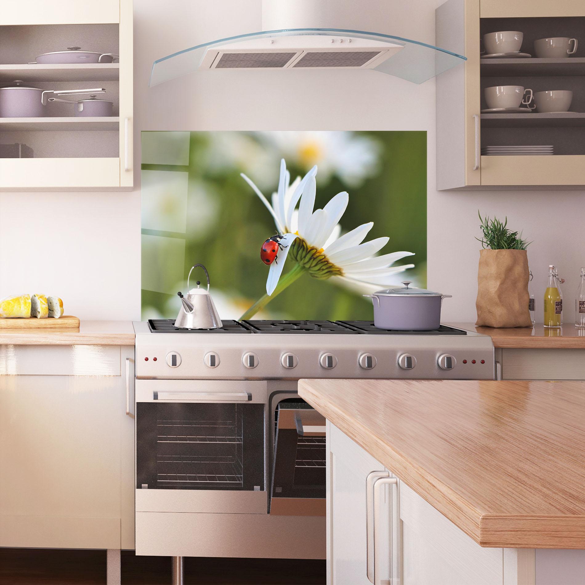 Konyhai üveg hátfal Ladybug On Daisy Petal mockup 1