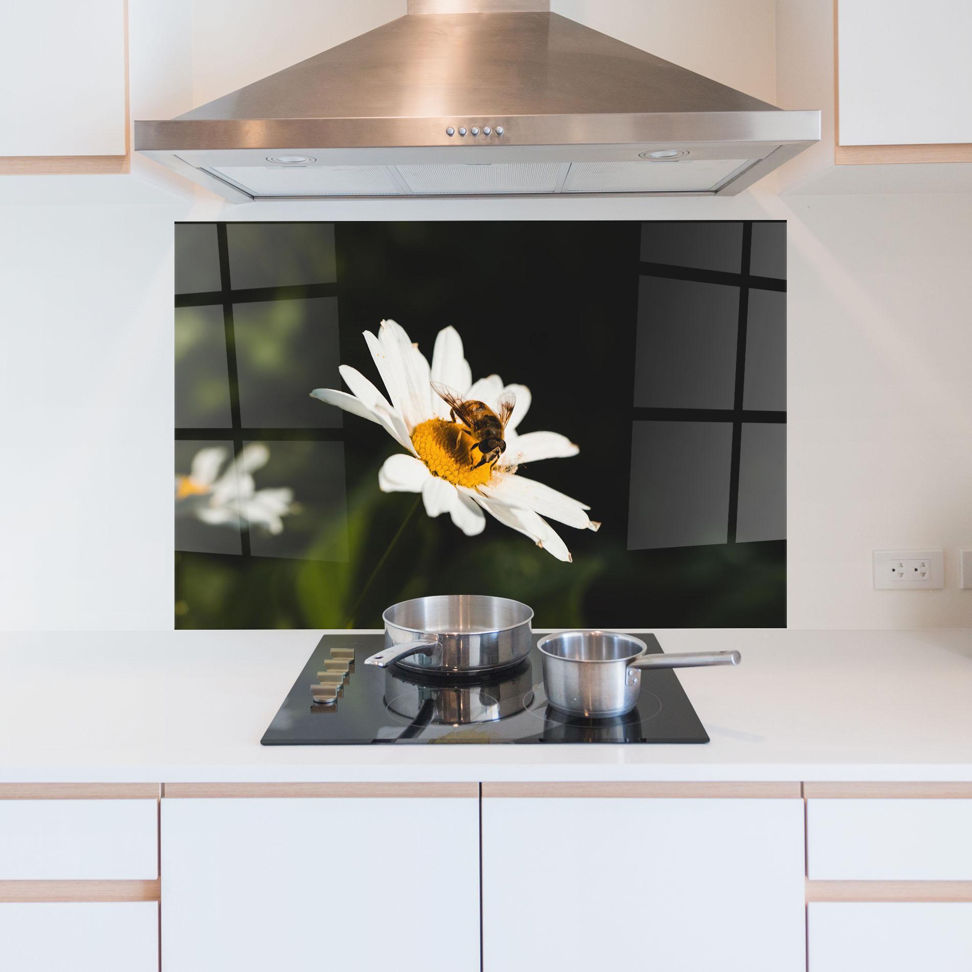 Konyhai üveg hátfal Bee Flying On Daisy mockup 5