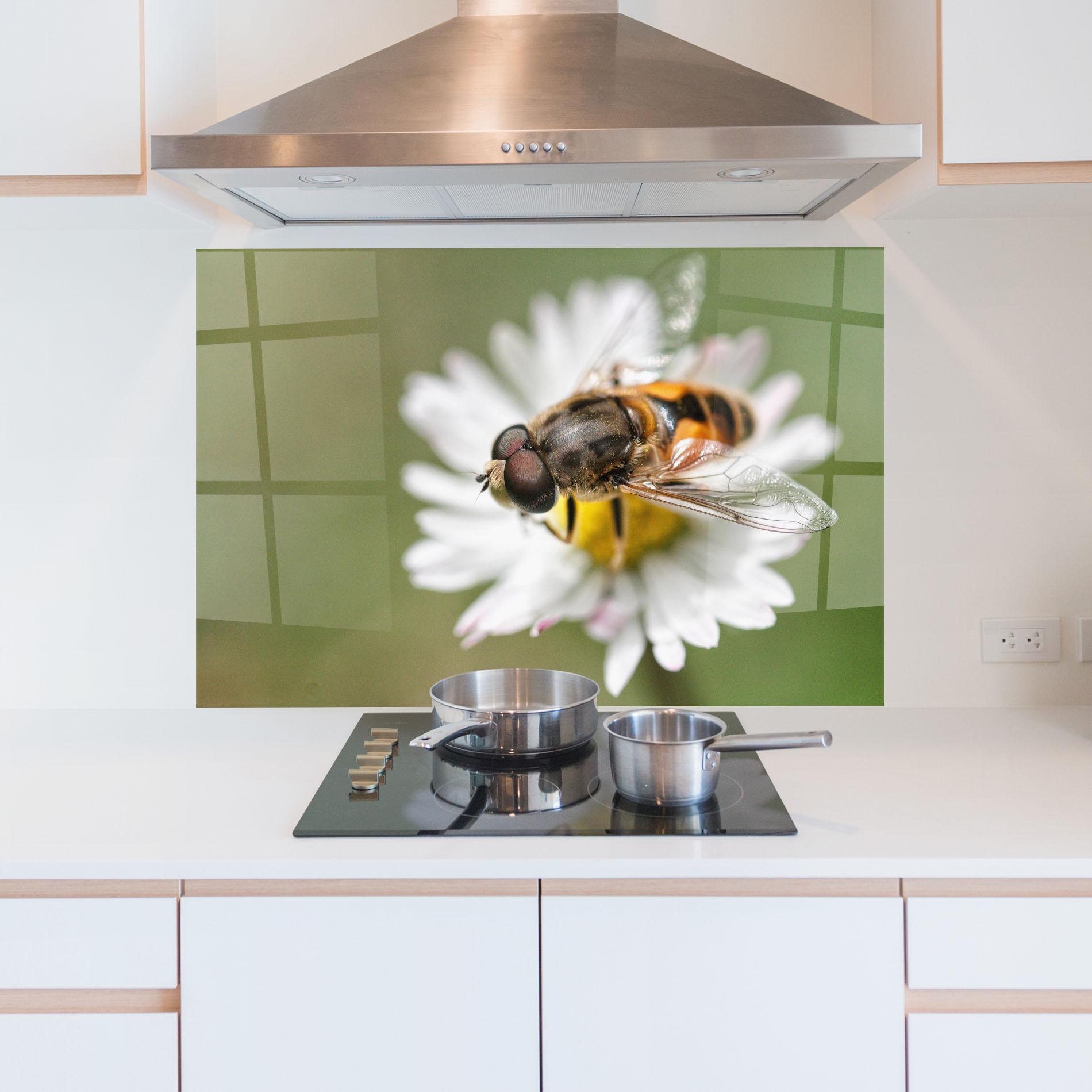 Konyhai üveg hátfal Bee On Small Daisy mockup 5