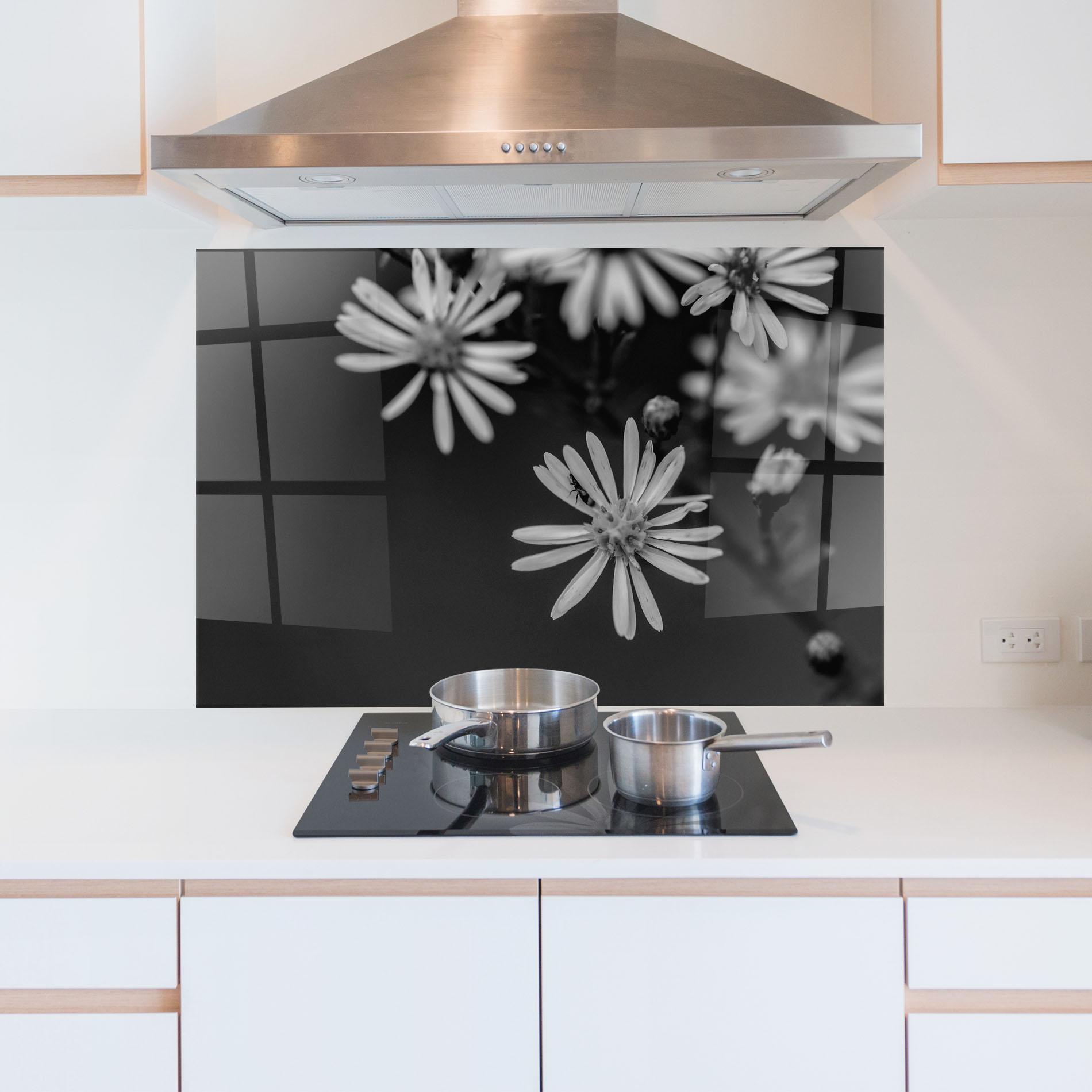 Konyhai üveg hátfal Grey Small Daisy mockup 5