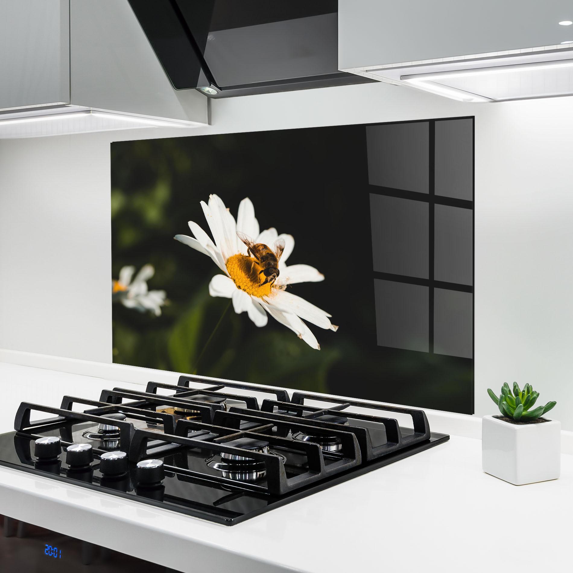 Konyhai üveg hátfal Bee Flying On Daisy mockup 6