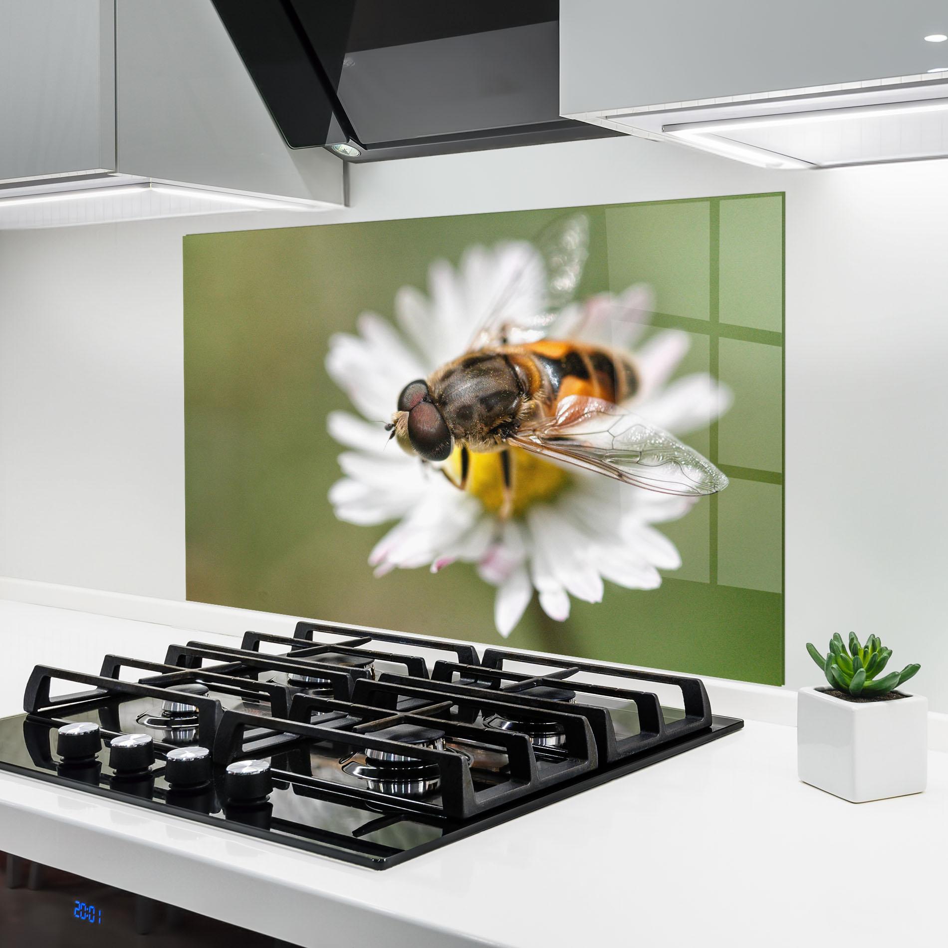 Konyhai üveg hátfal Bee On Small Daisy mockup 6