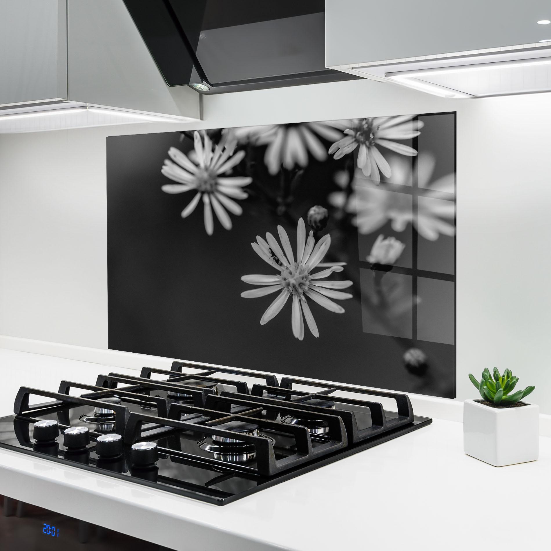 Konyhai üveg hátfal Grey Small Daisy mockup 6