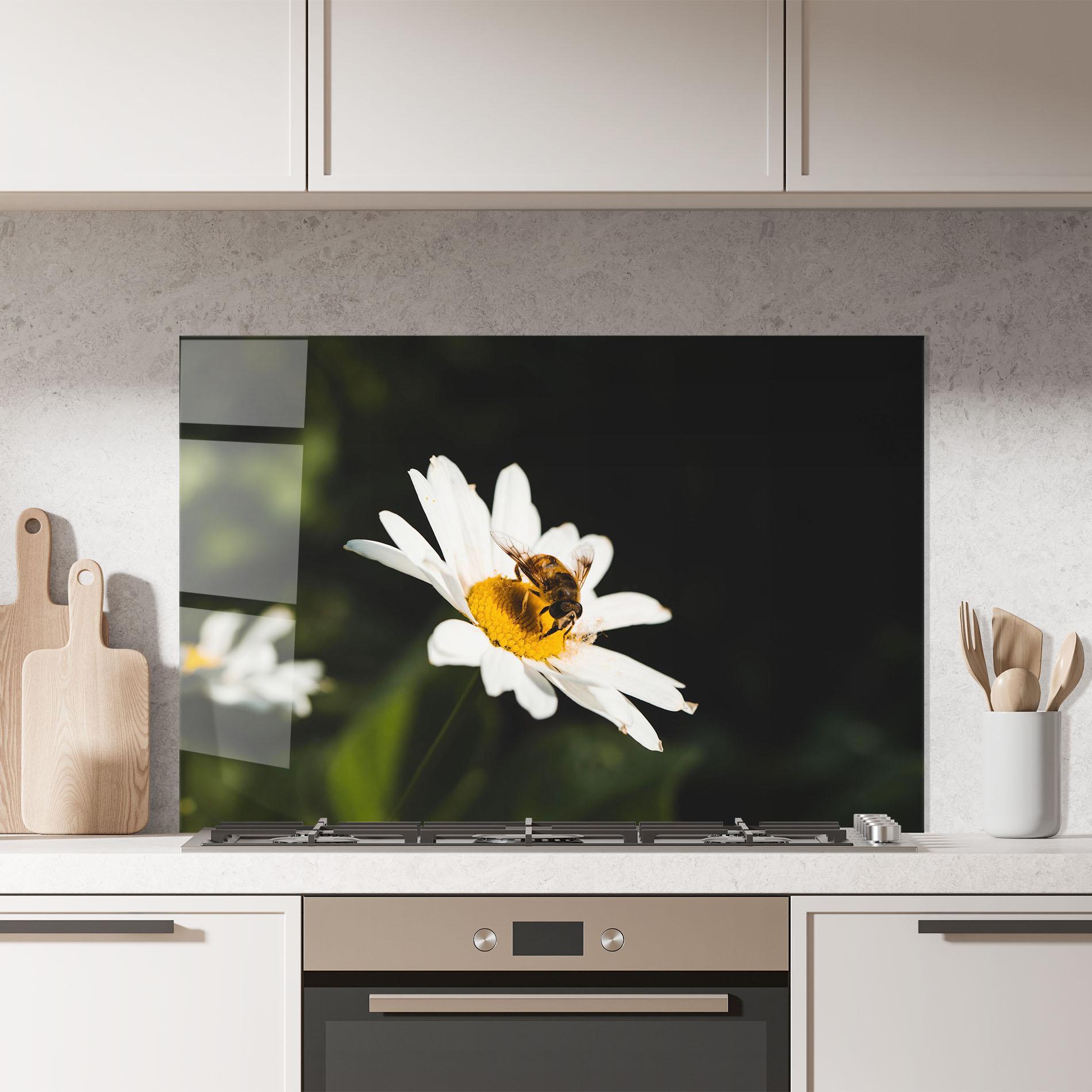 Konyhai üveg hátfal Bee Flying On Daisy mockup 7