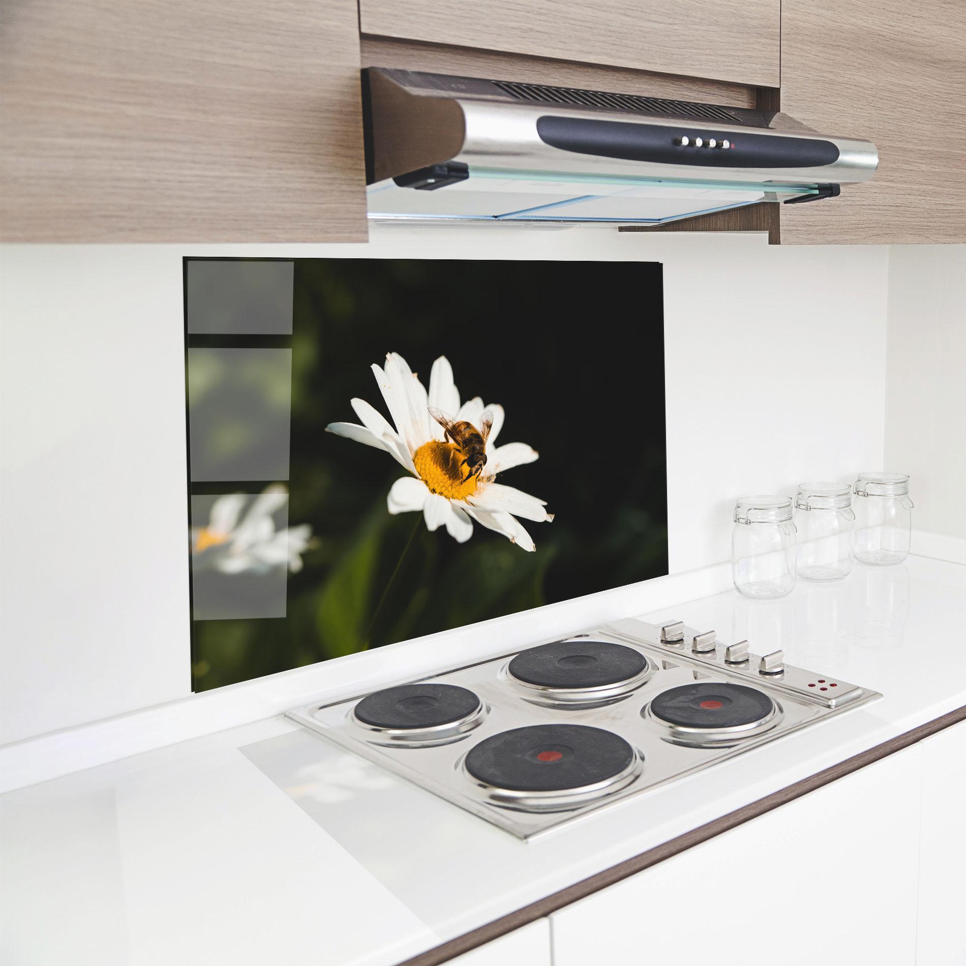 Konyhai üveg hátfal Bee Flying On Daisy mockup 8