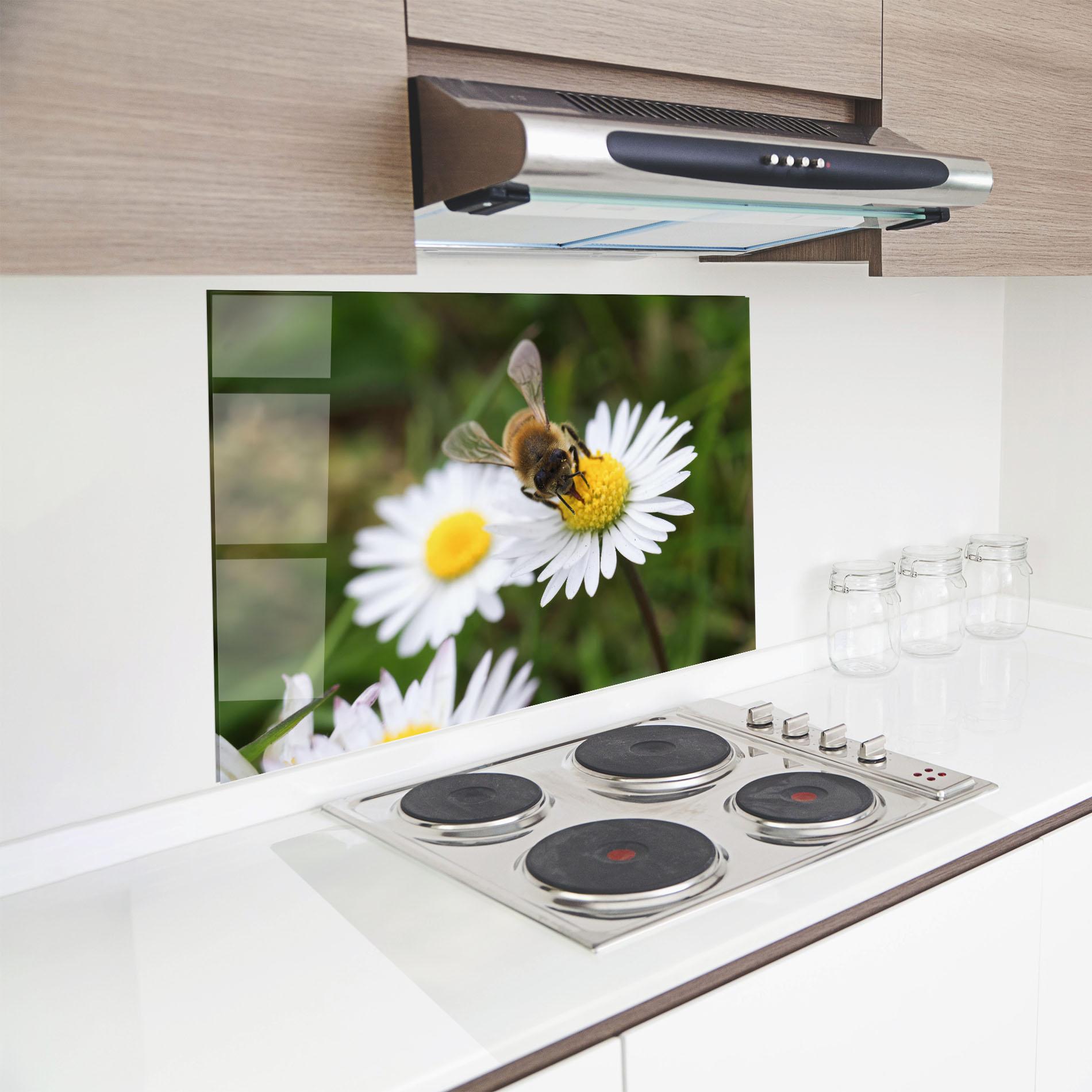 Konyhai üveg hátfal Bee On Little Daisy mockup 8