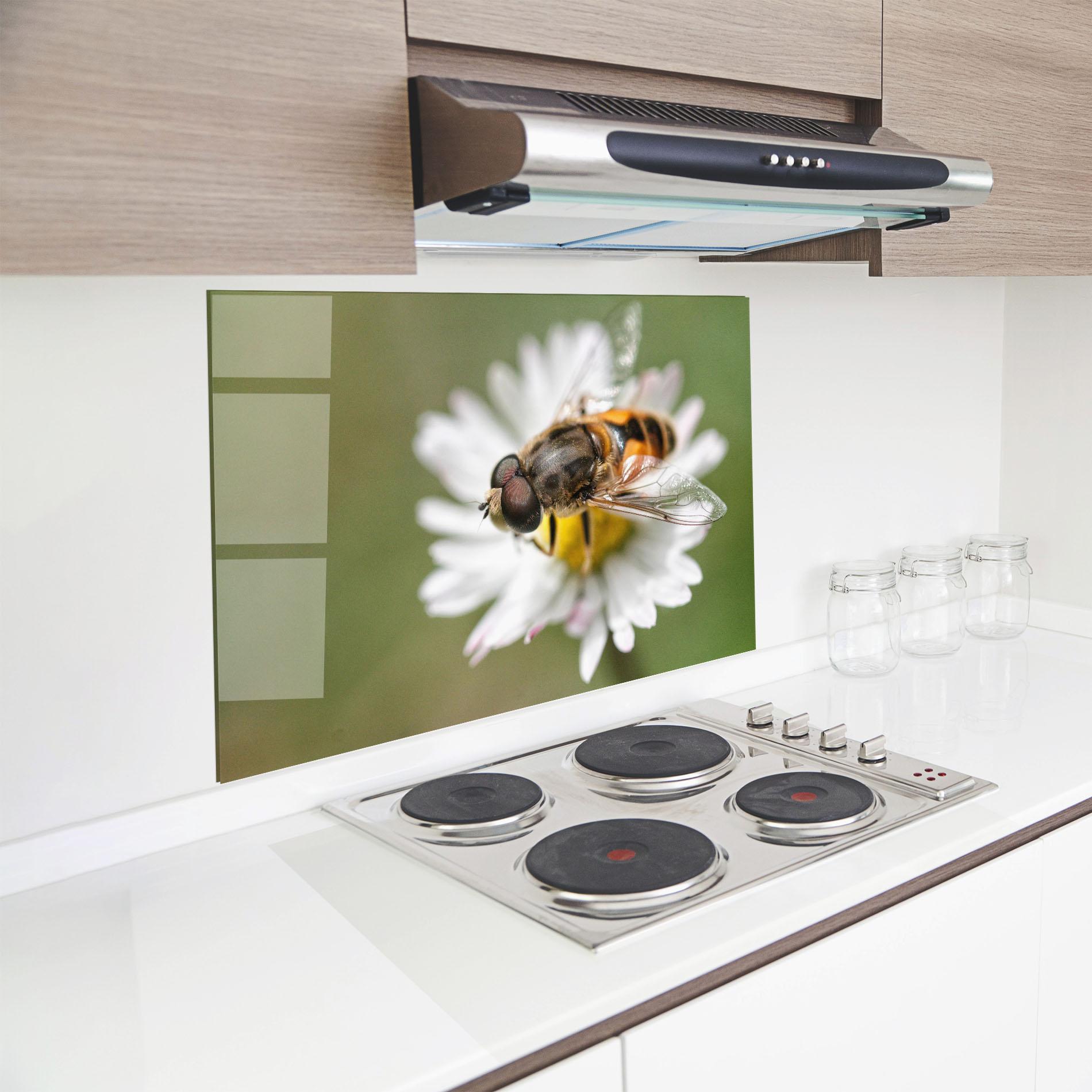 Konyhai üveg hátfal Bee On Small Daisy mockup 8