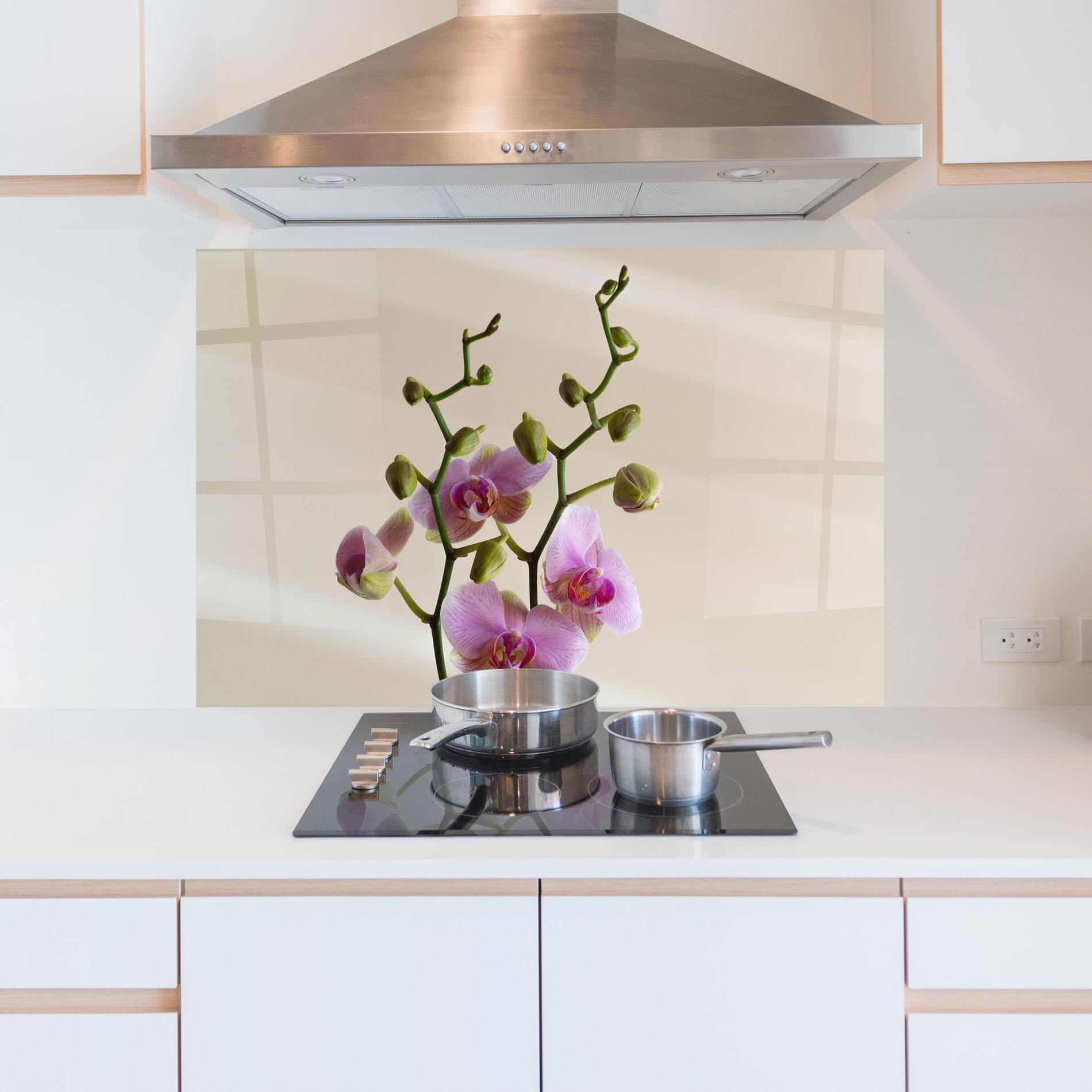 Konyhai üveg hátfal Purple Orchid On Cream mockup 5