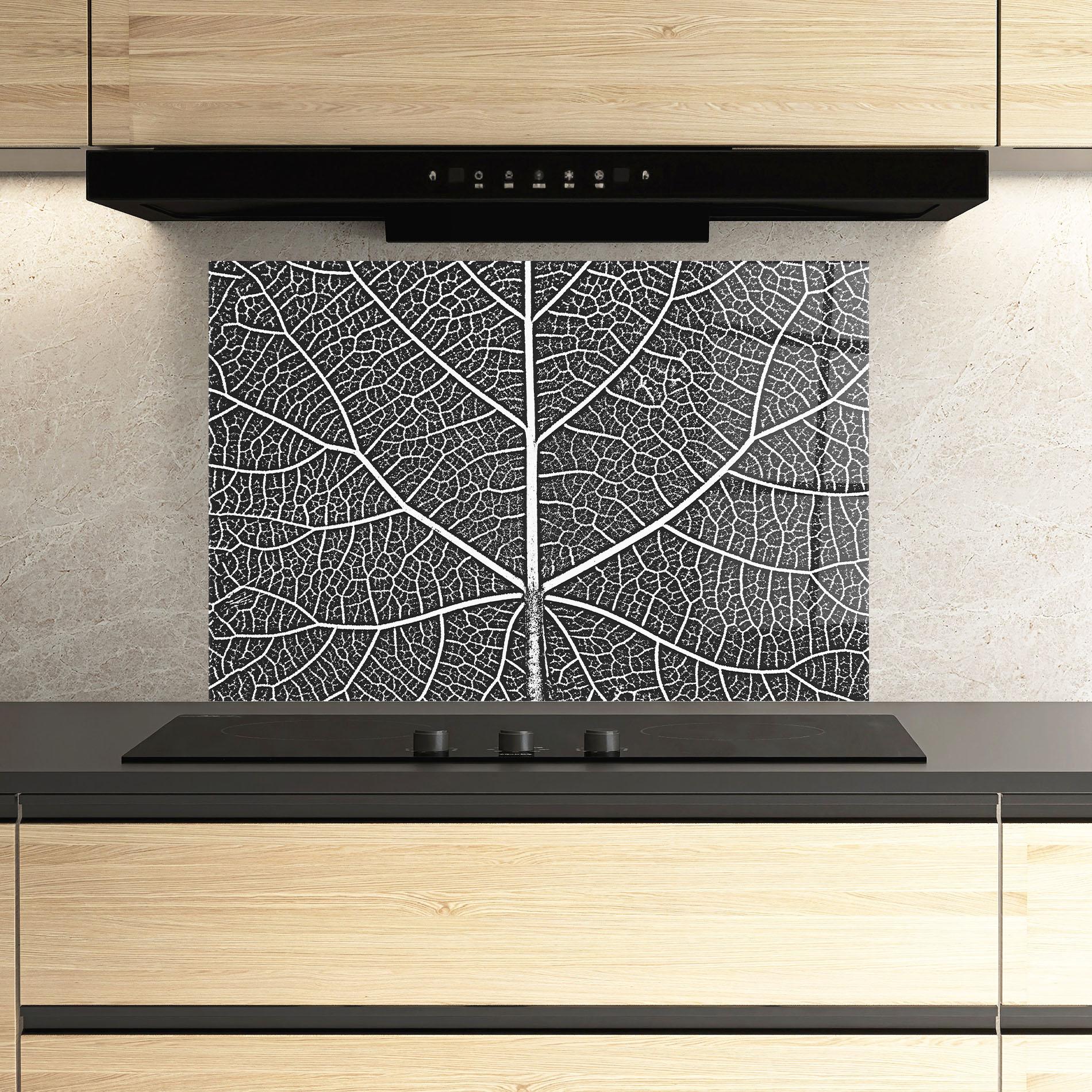 Konyhai üveg hátfal Close Grey Leaf mockup 3