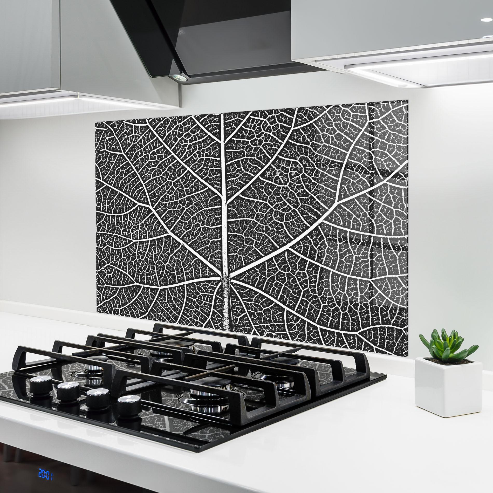 Konyhai üveg hátfal Close Grey Leaf mockup 6