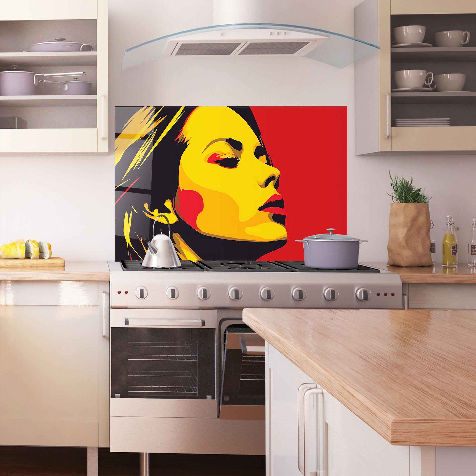 Konyhai üveg hátfal Pop Red Yellow Girl mockup 1