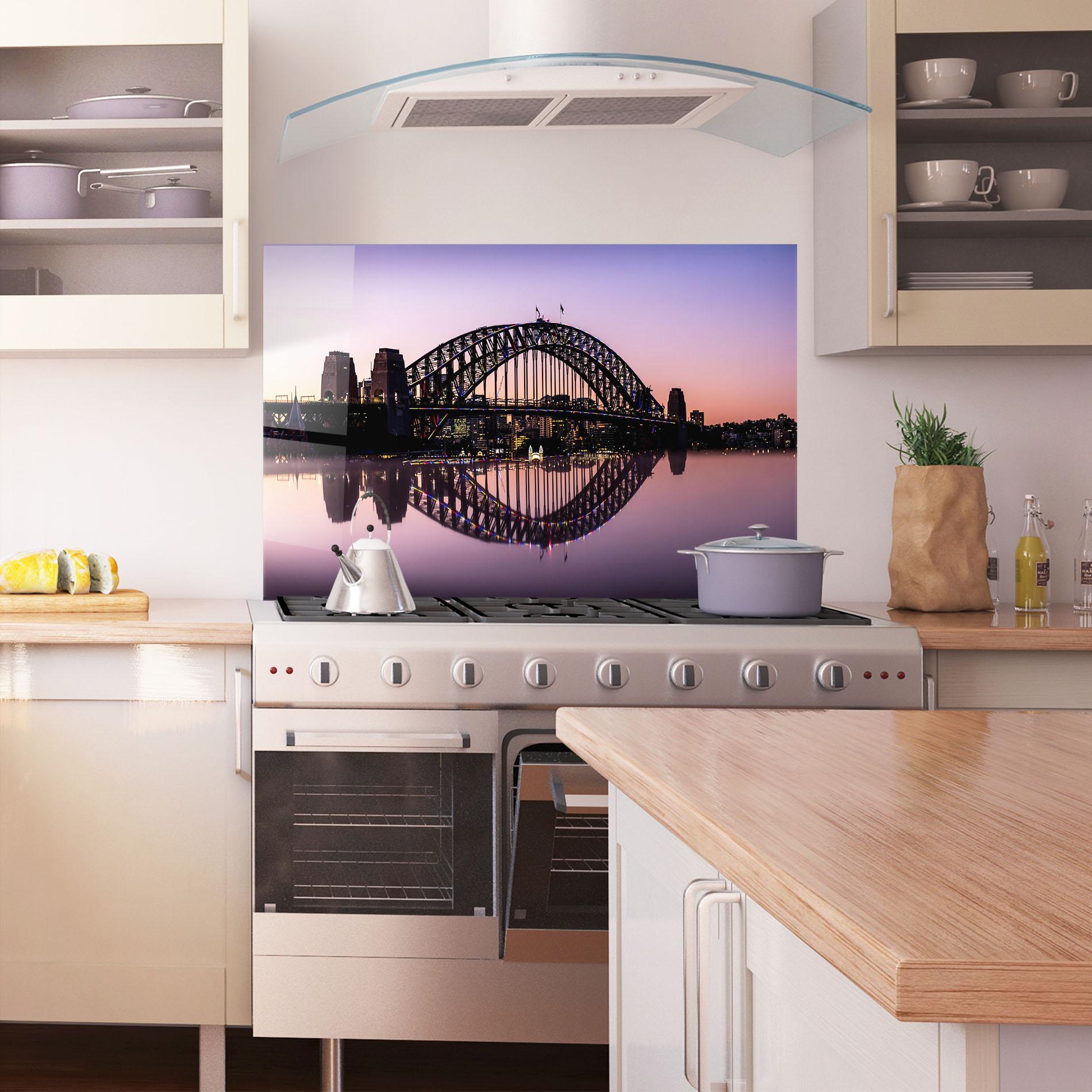 Konyhai üveg hátfal Purple Night Sydney mockup 1
