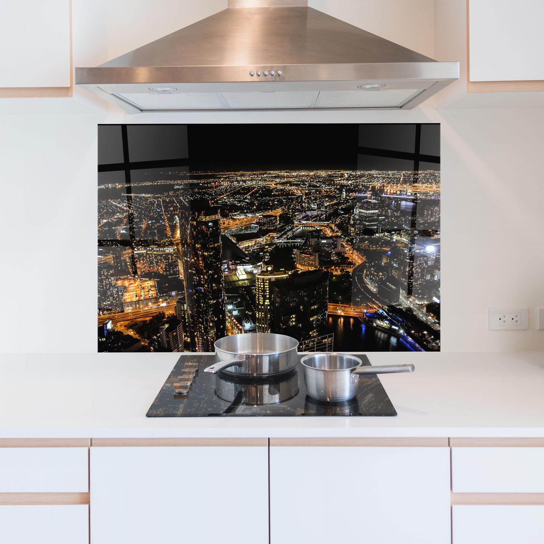 Konyhai üveg hátfal Black City Light mockup 5