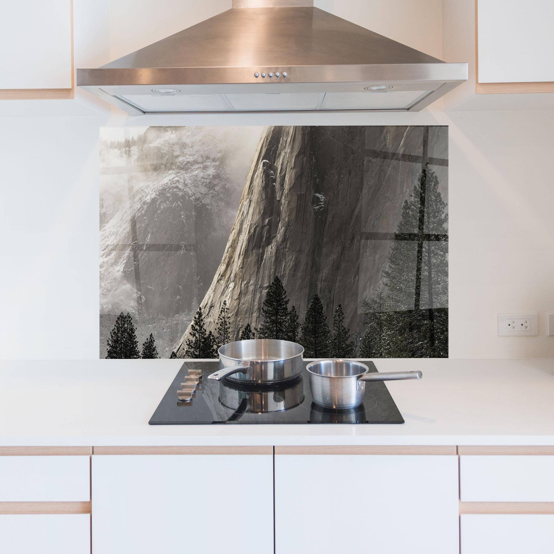 Konyhai üveg hátfal Green Tree Mountain mockup 5