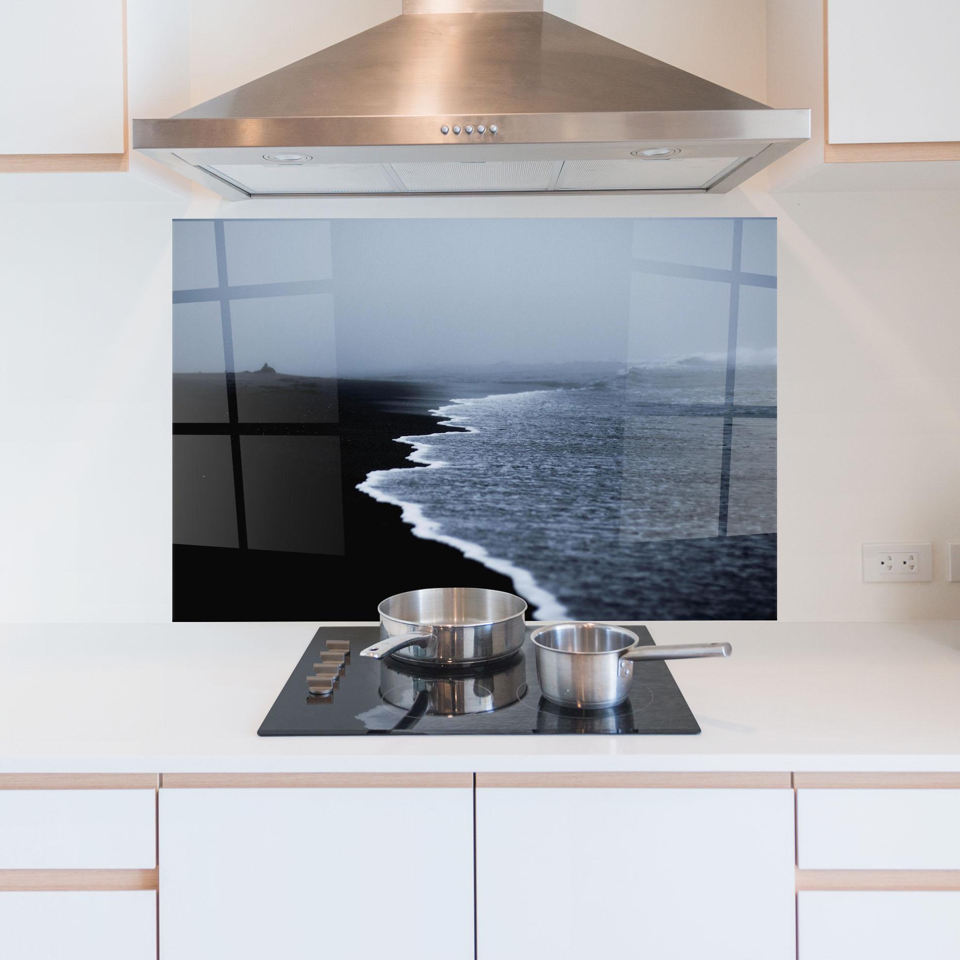 Konyhai üveg hátfal Black Beach View mockup 5