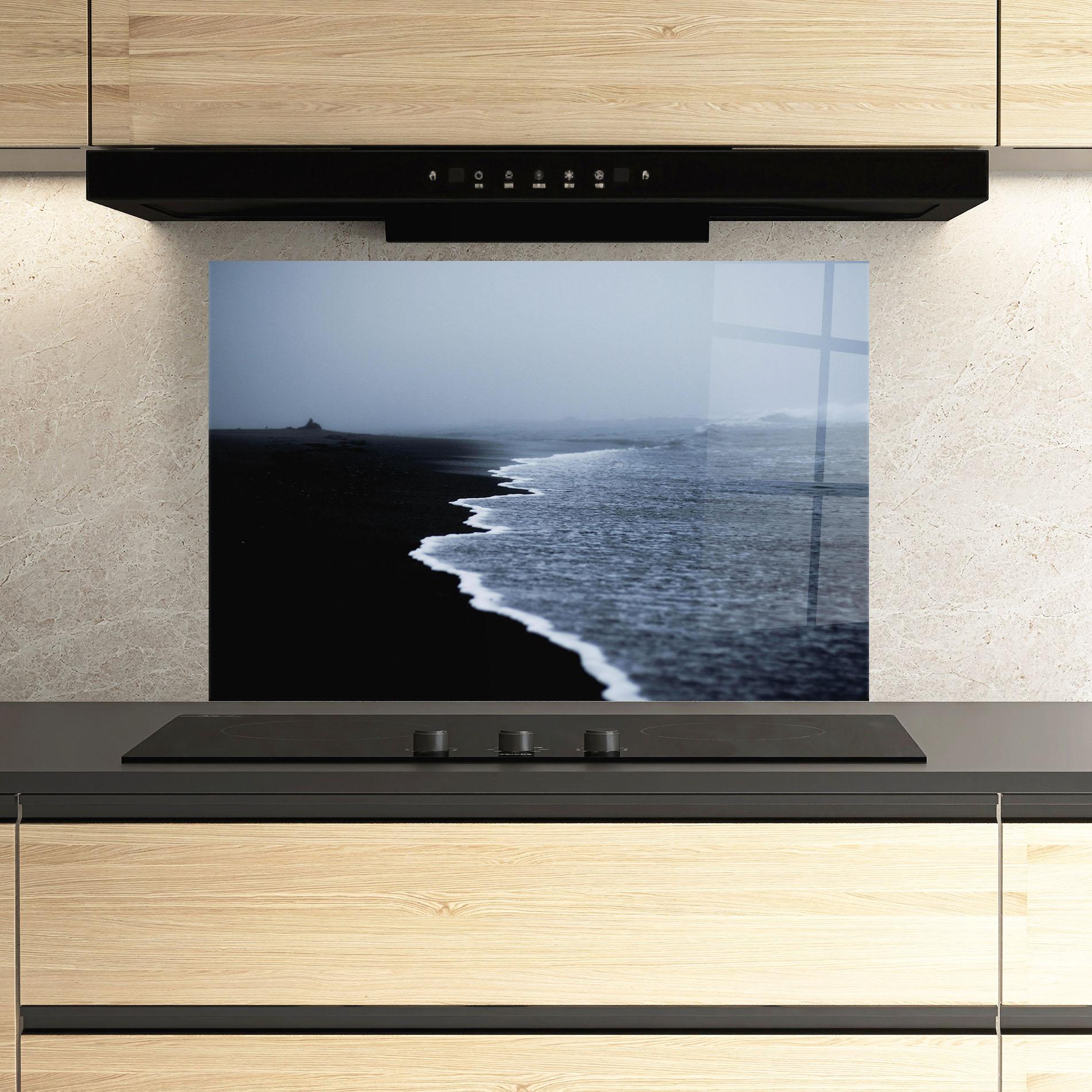 Konyhai üveg hátfal Black Beach View mockup 3