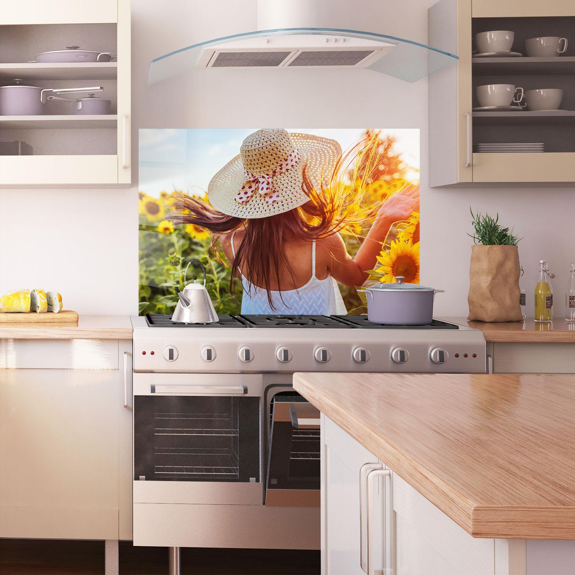 Konyhai üveg hátfal Woman Blooming Field mockup 1