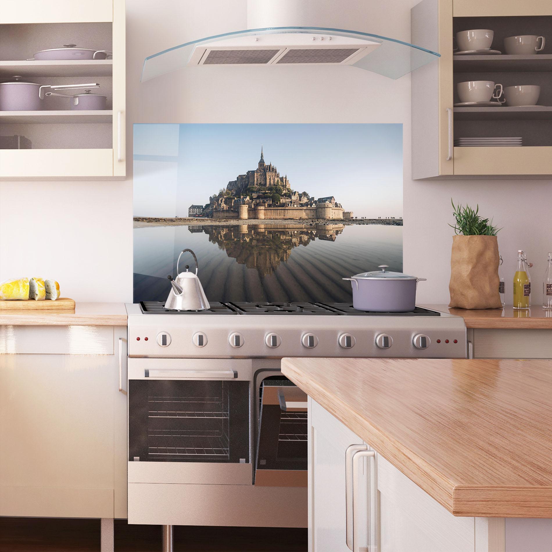 Konyhai üveg hátfal Castle Reflection mockup 1