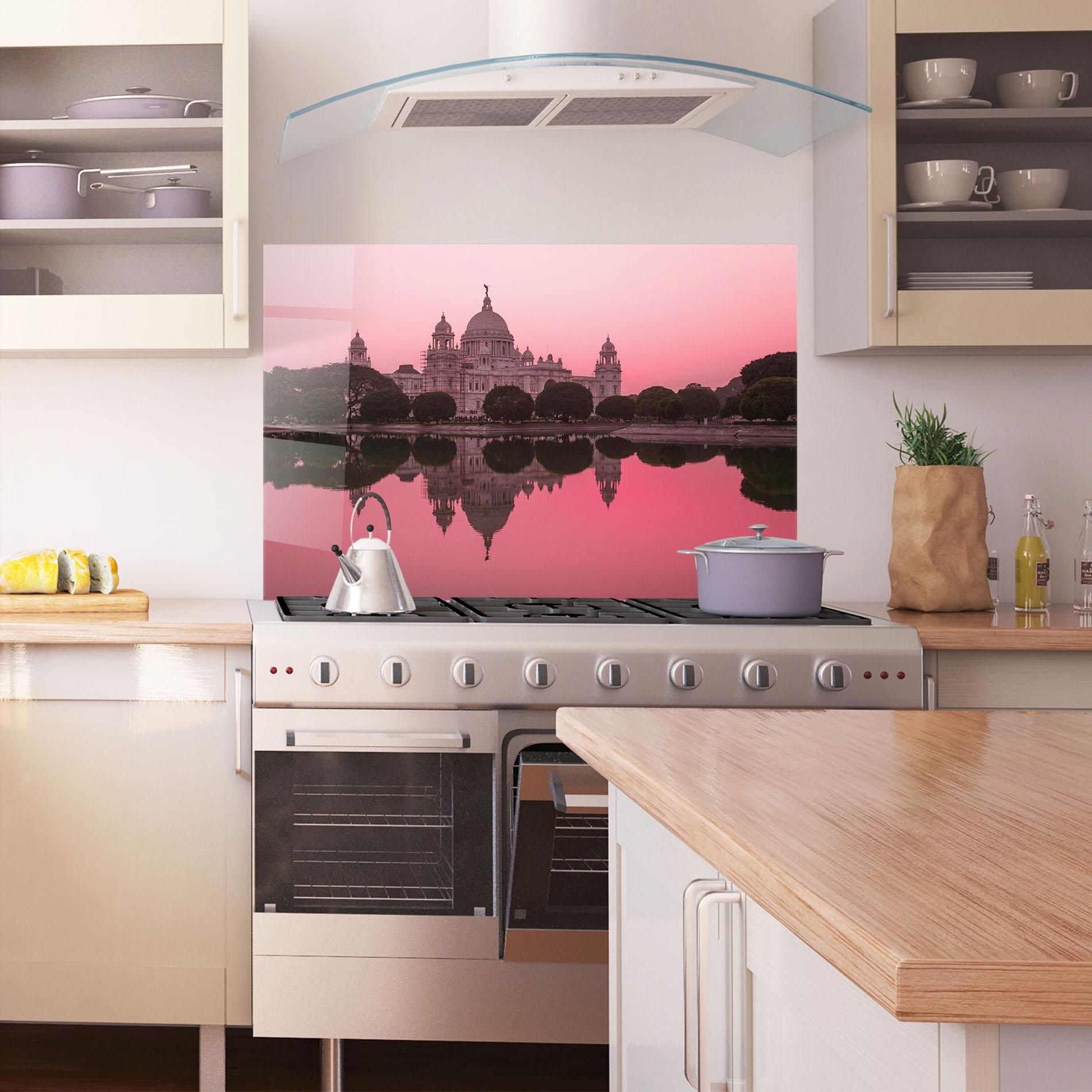 Konyhai üveg hátfal Red Lake Reflection mockup 1