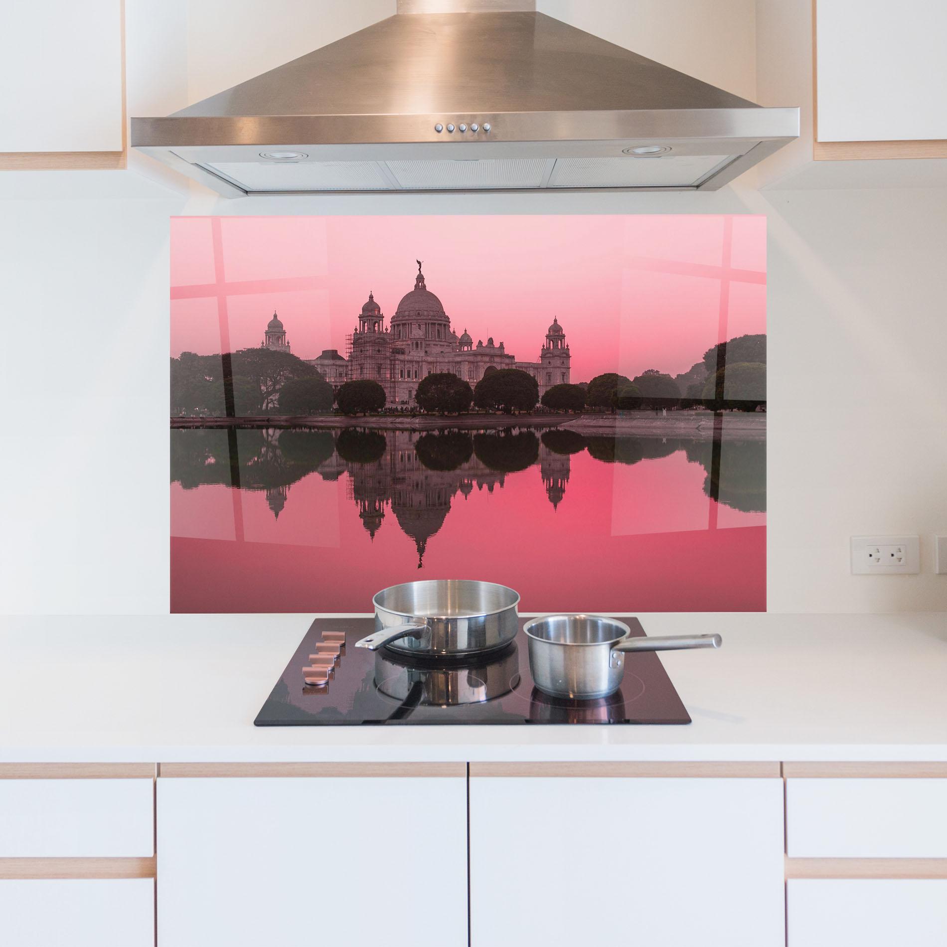 Konyhai üveg hátfal Red Lake Reflection mockup 5