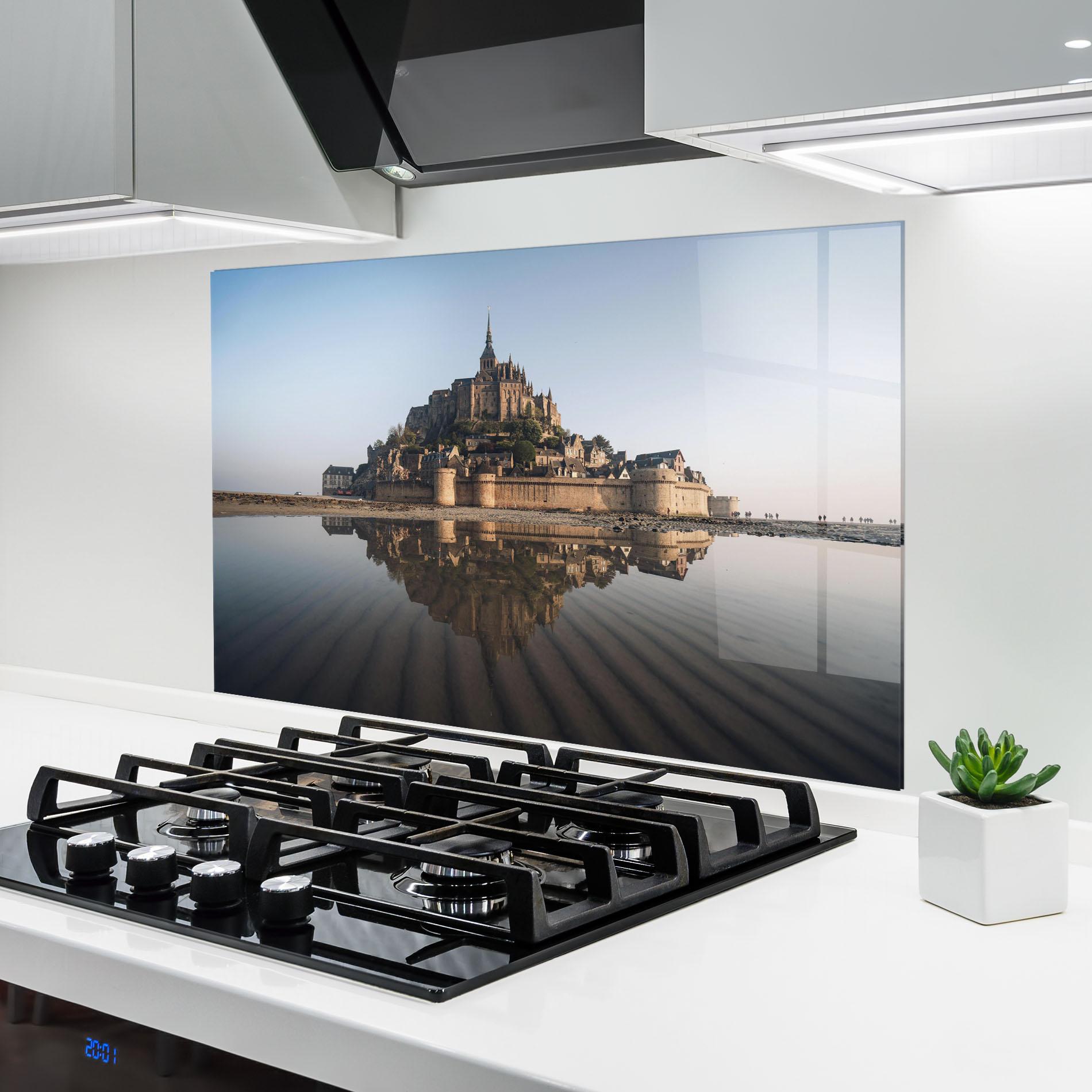 Konyhai üveg hátfal Castle Reflection mockup 6