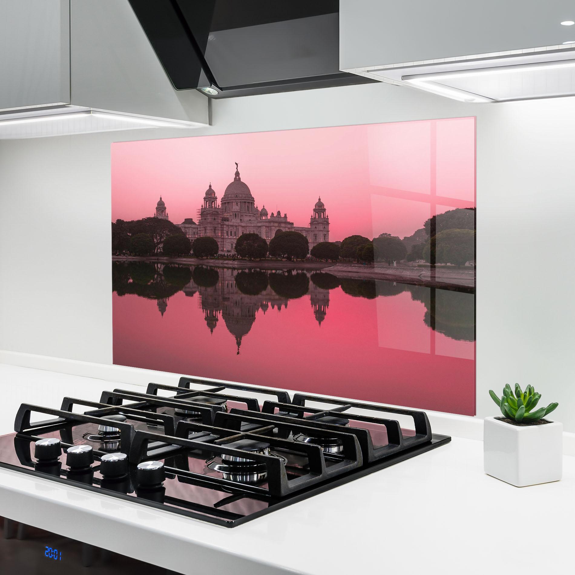 Konyhai üveg hátfal Red Lake Reflection mockup 6