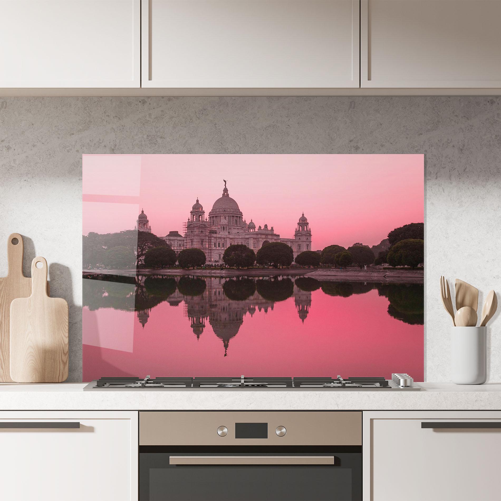 Konyhai üveg hátfal Red Lake Reflection mockup 7