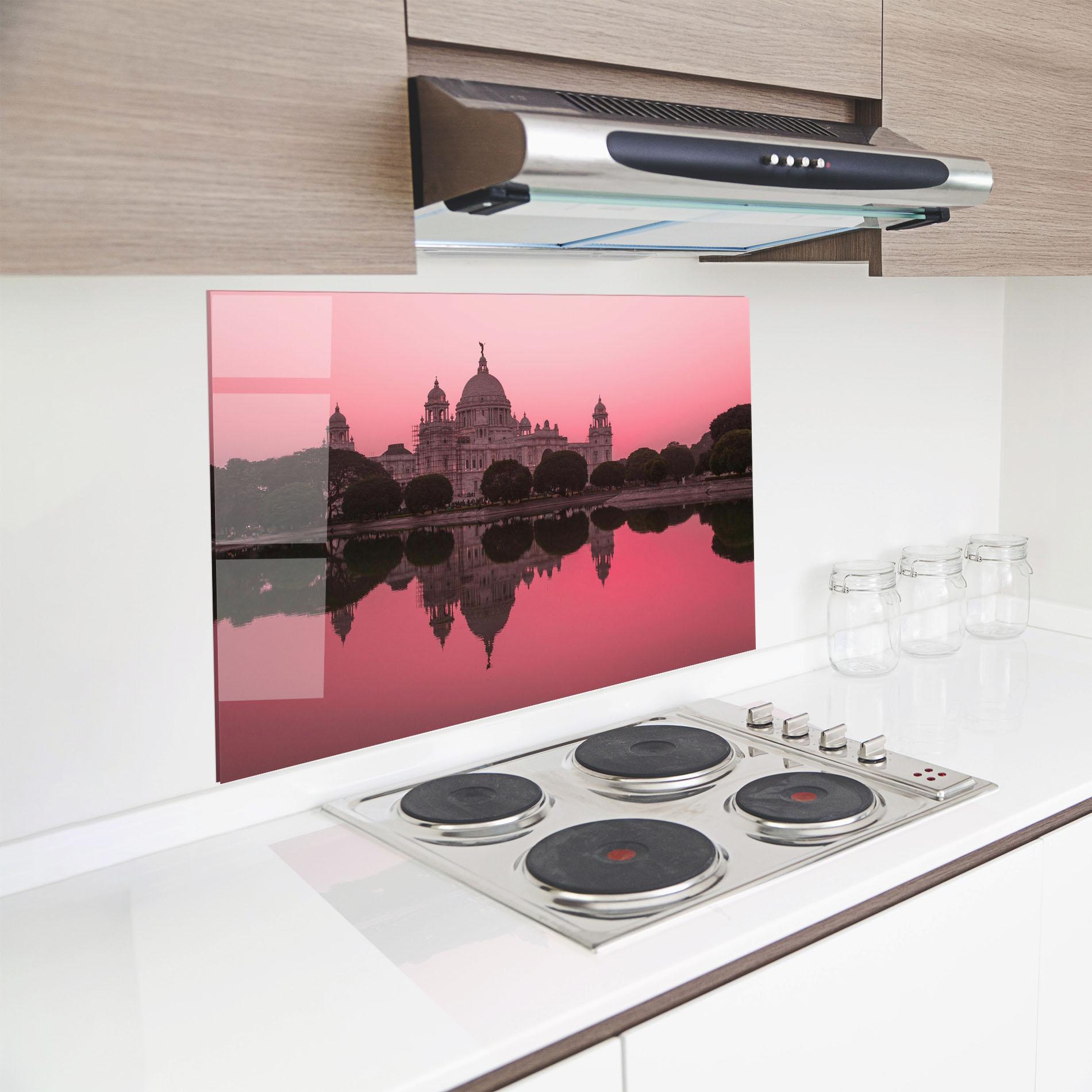 Konyhai üveg hátfal Red Lake Reflection mockup 8