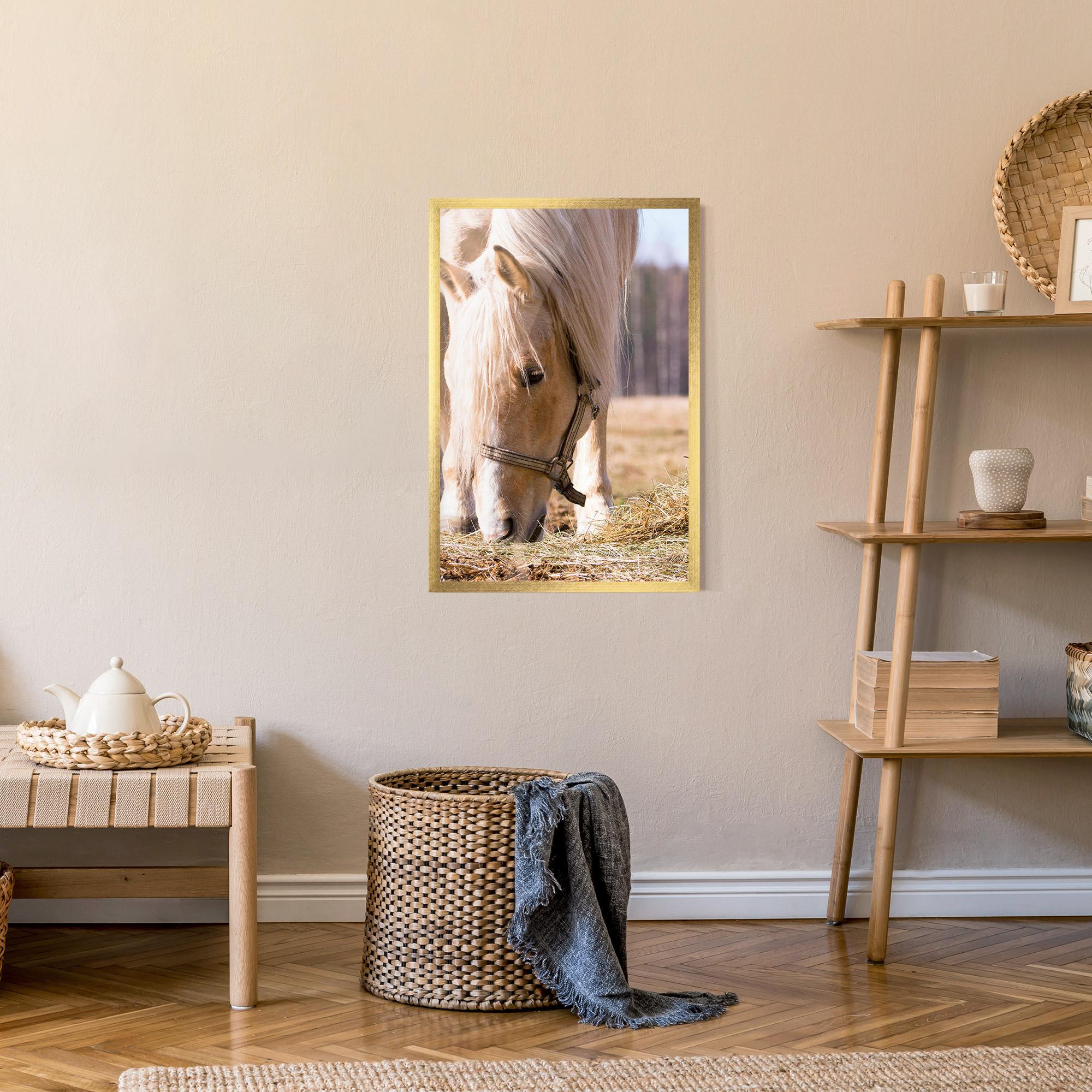 Keretezett Poszter Cream Horse Eating mockup 9