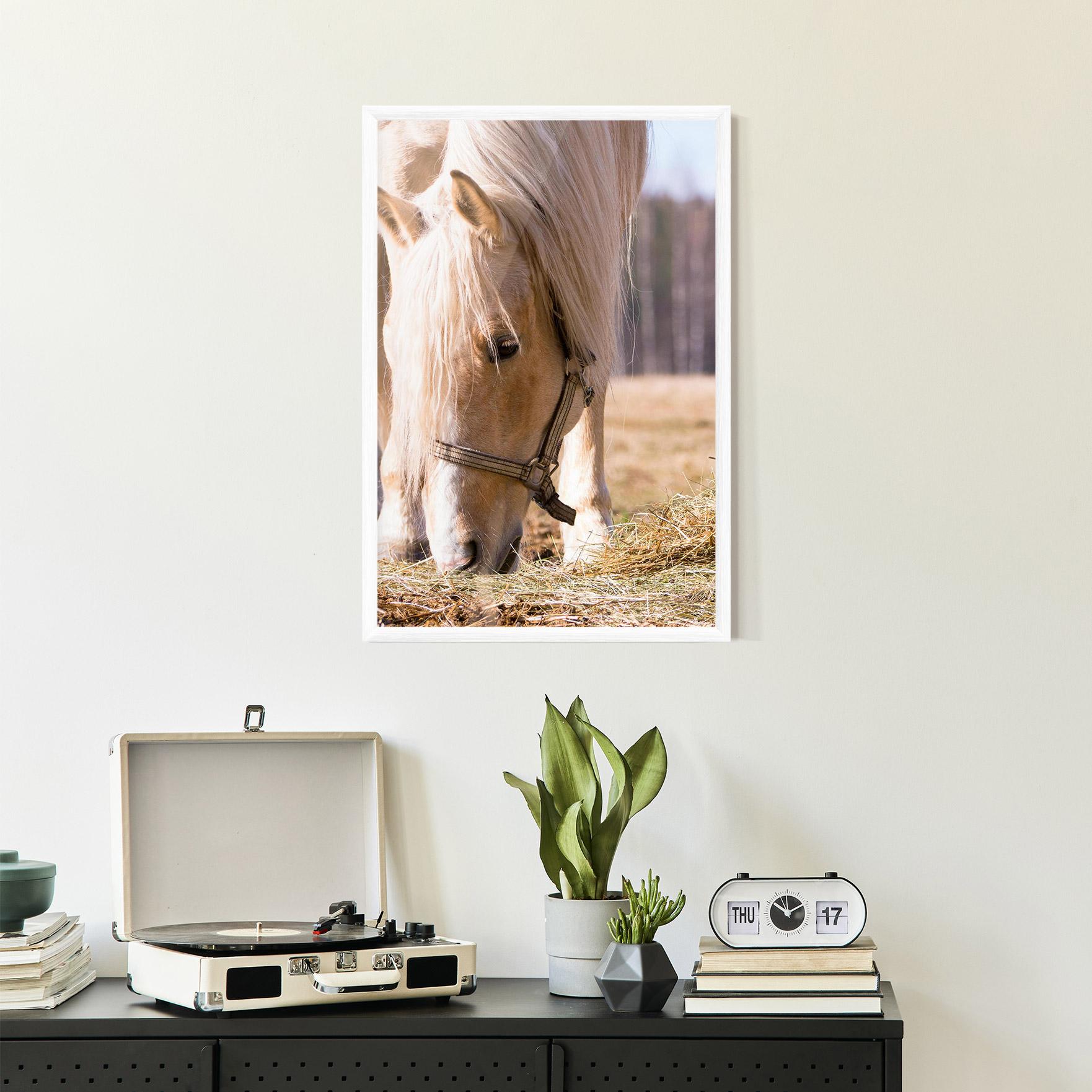Keretezett Poszter Cream Horse Eating mockup 2