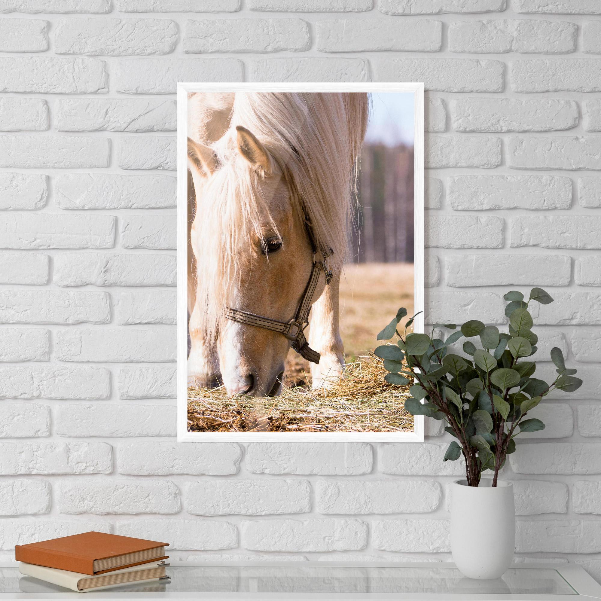 Keretezett Poszter Cream Horse Eating mockup 5