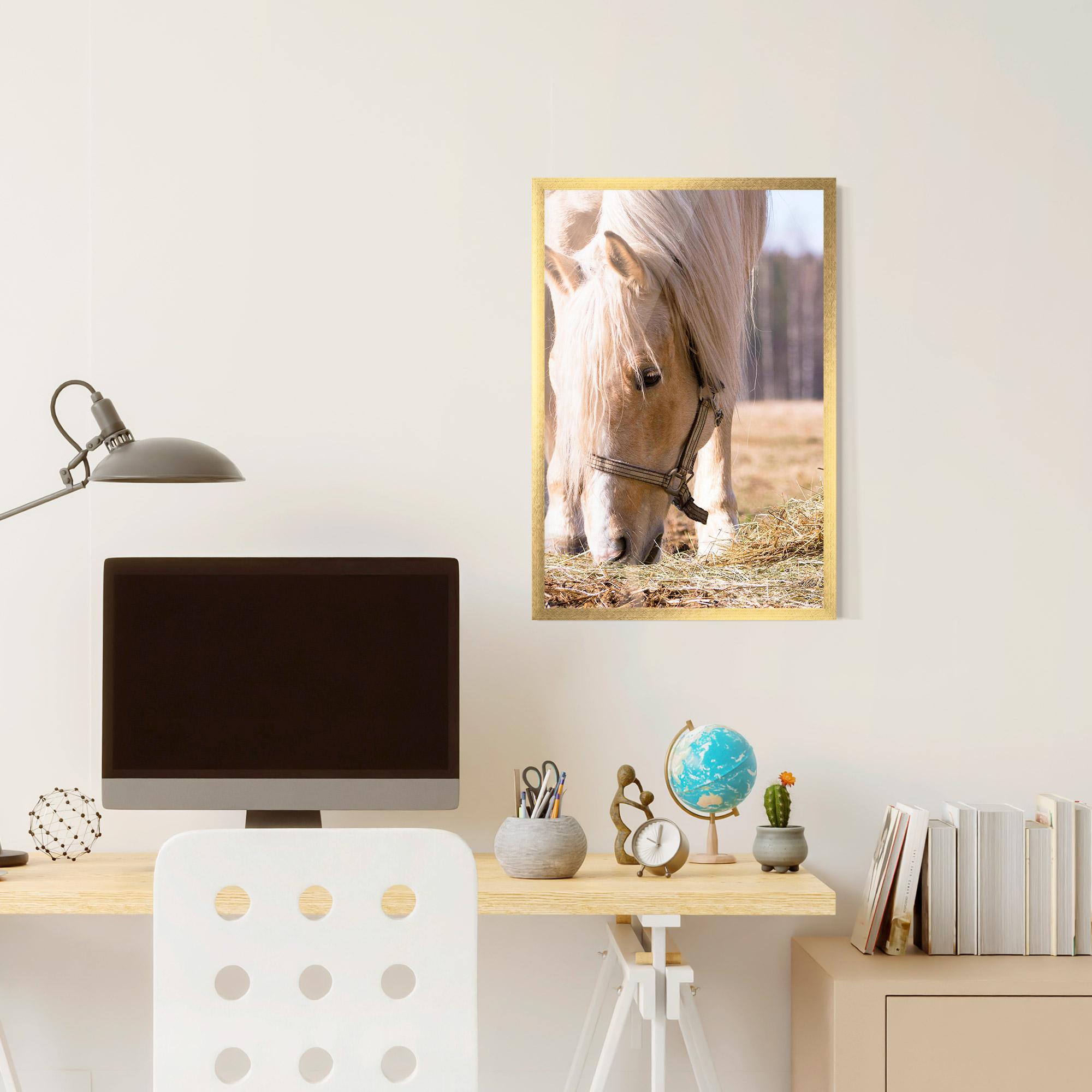 Keretezett Poszter Cream Horse Eating mockup 6