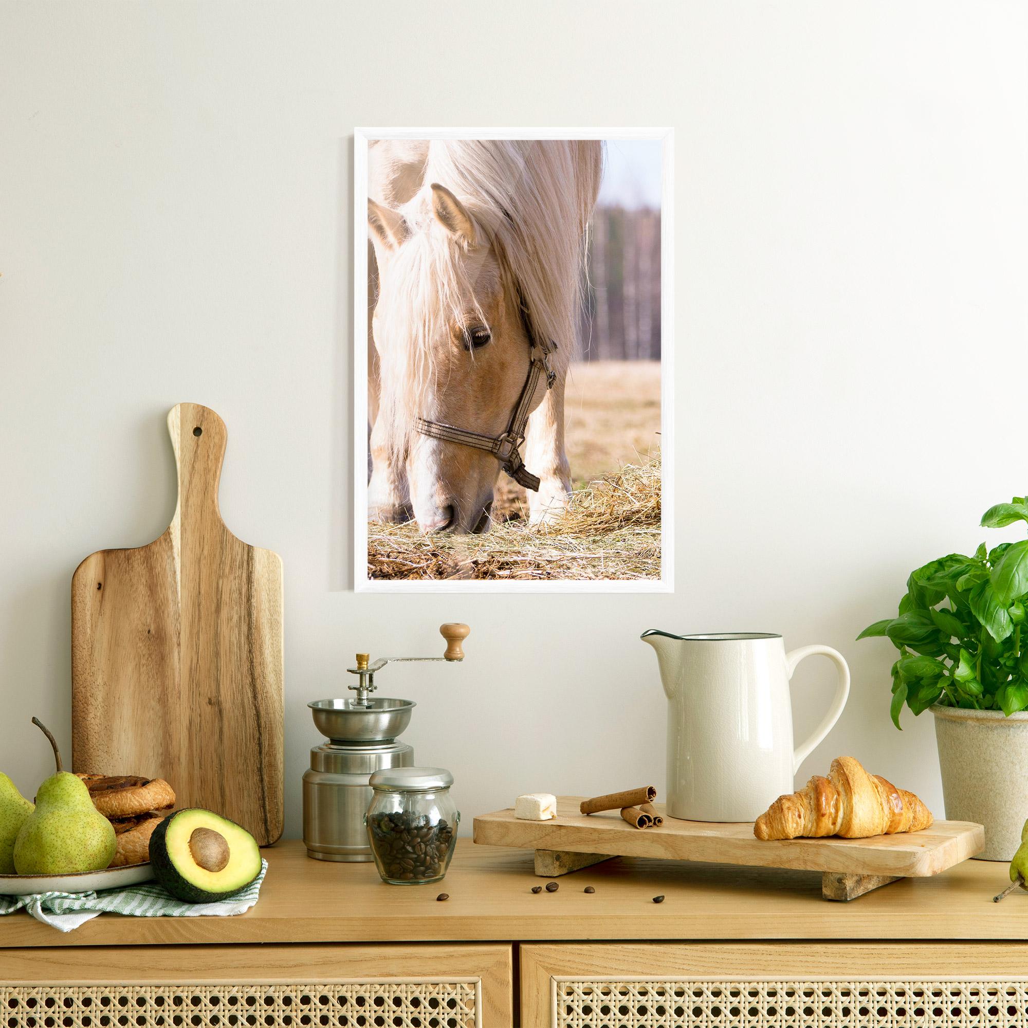 Keretezett Poszter Cream Horse Eating mockup 8