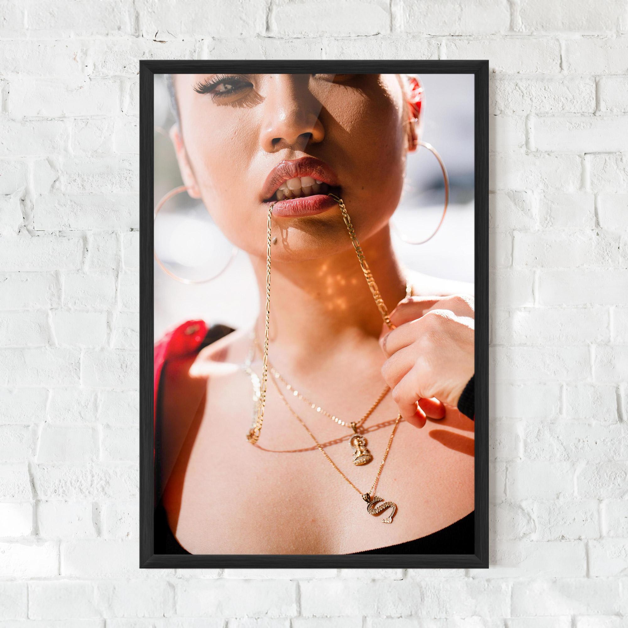 Keretezett Poszter S Gold Necklace mockup 0