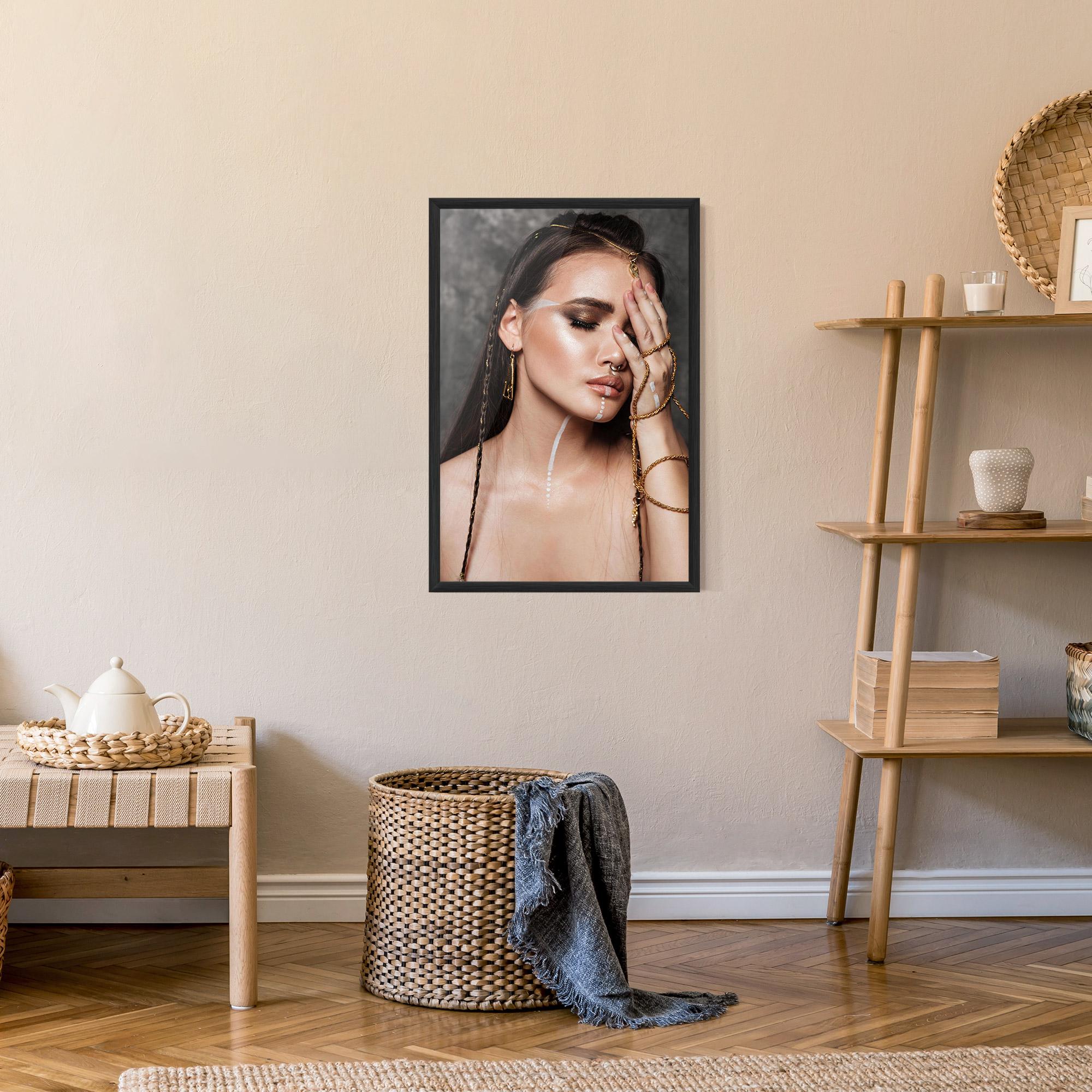 Keretezett Poszter Gold Hand Accessory mockup 9