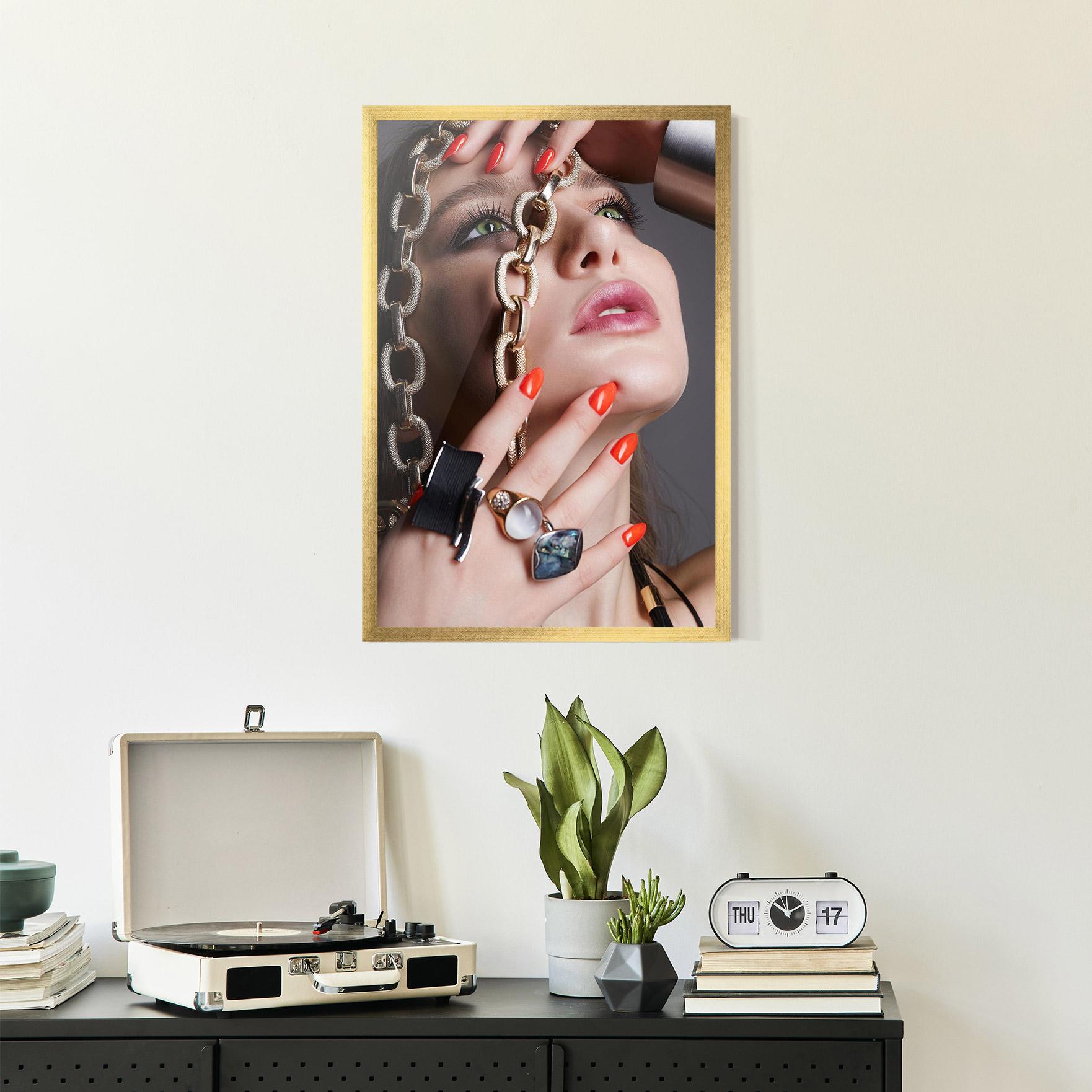 Keretezett Poszter Big Chain Woman mockup 2