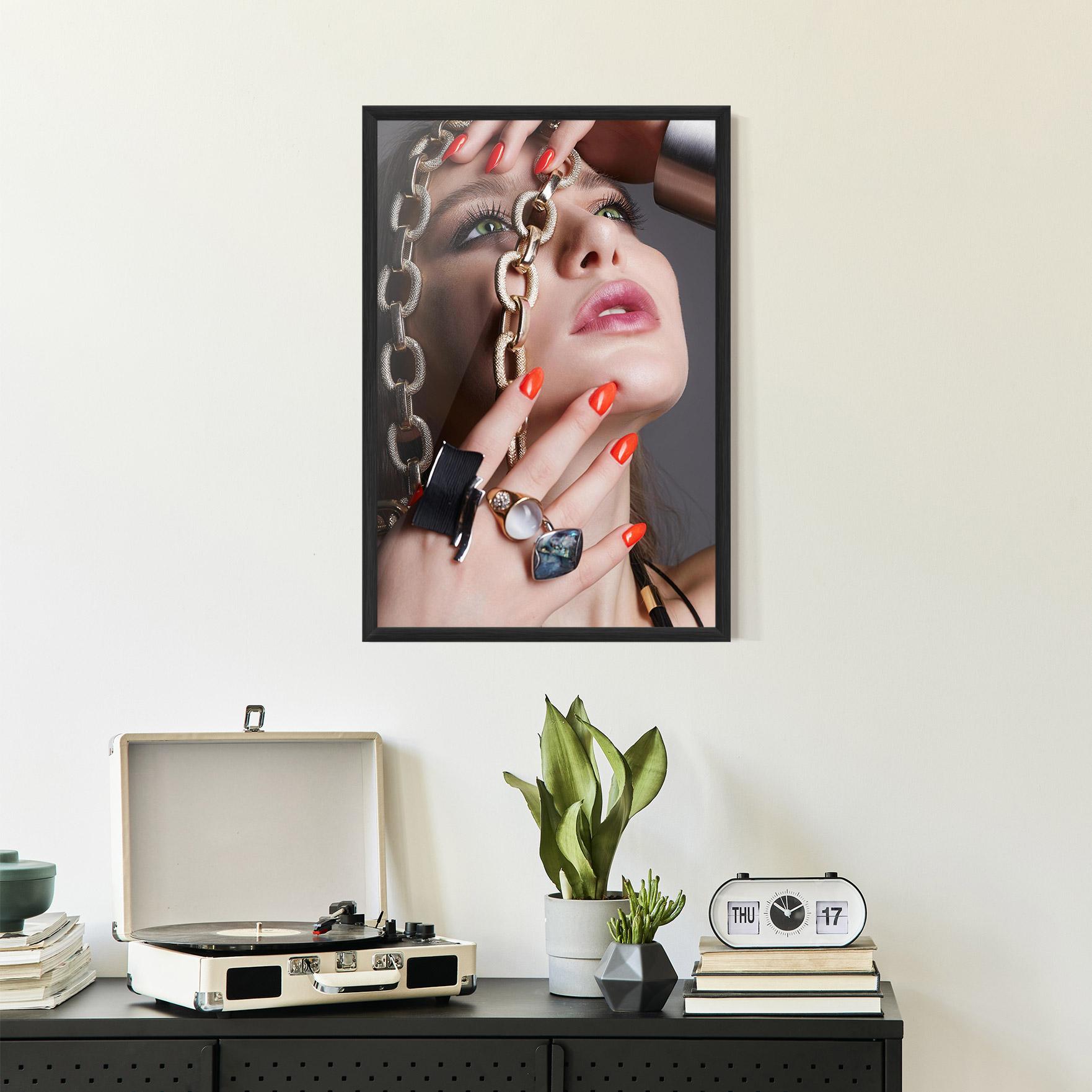 Keretezett Poszter Big Chain Woman mockup 2