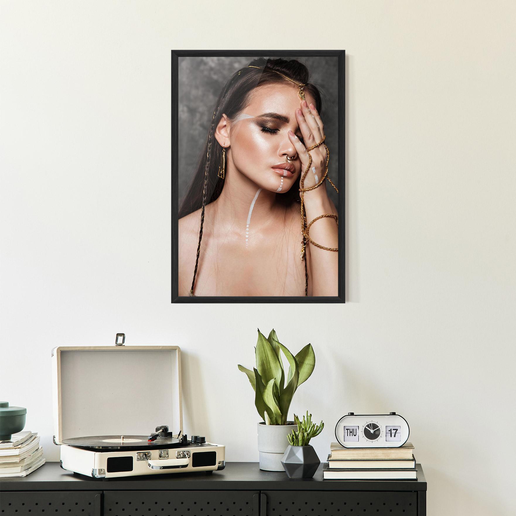 Keretezett Poszter Gold Hand Accessory mockup 2