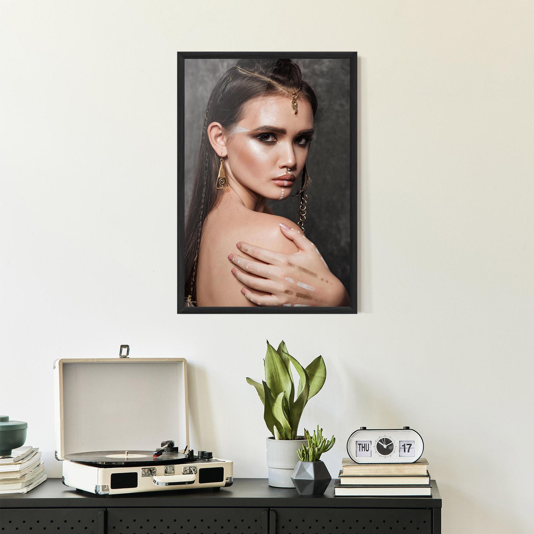 Keretezett Poszter Gold Triangle Earring mockup 2